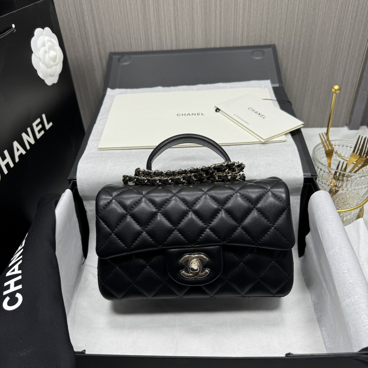 ORI | หนังแท้ Chanel Mini Classic Handbag With Top Handle กระเป๋าสะพายรุ่นคลาสสิกพร้อมหูจับถนัดมือ สวยเรียบหรู 🤍 สินค้าเกรดออริจินอล เทียบแท้