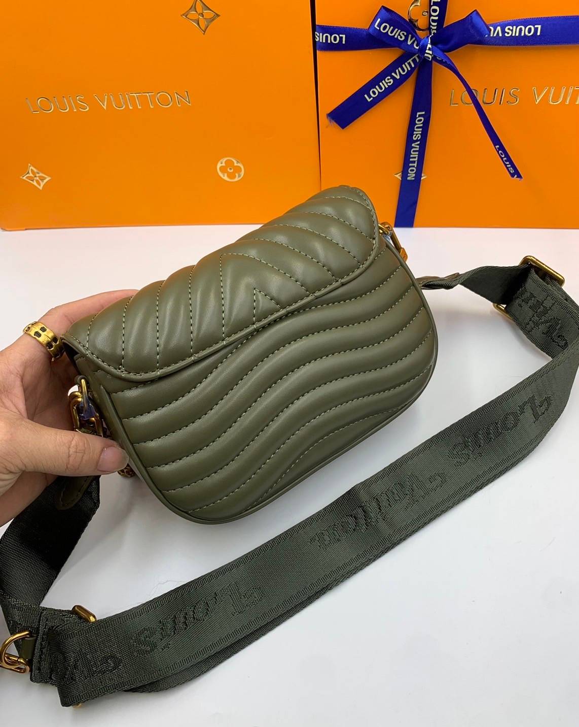 VIP GIFT 】LOUIS VUITTON NEW WAVE MULTI-POCHETTE (4colors)