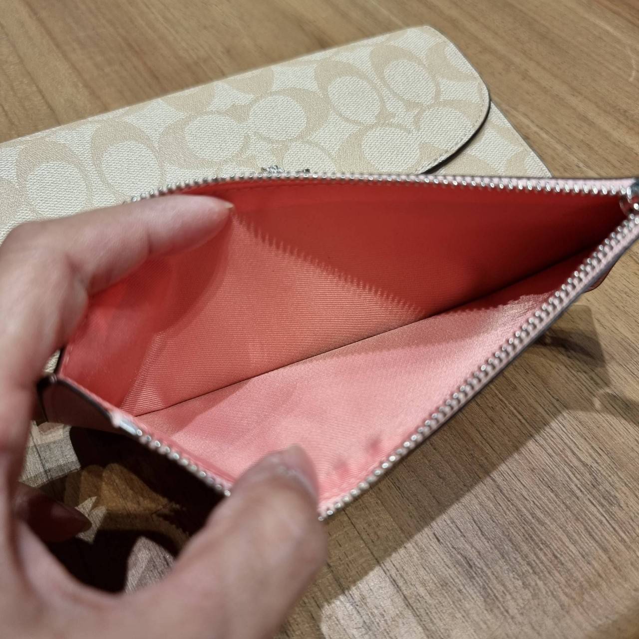 COACH F52601 POP SLIM ENVELOPE WALLET IN SIGNATURE รุ่นขายดี ขายหมด!! รุ่นหายาก!! เติมสต็อคจ้า!! กระเป๋าสตางค์รุ่นฝาพับ ดีไซน์เรียบหรู คลาสสิค ใช้งานง่ายและสะดวกมากๆ ด้วยซองซิปที่เสียบด้านหลัง ถอดแยกออกมาใช้ได้ หรือเอาออก พกกระเป๋าเดี่ยวๆก็ได้ ถือใบนี้ดูไ