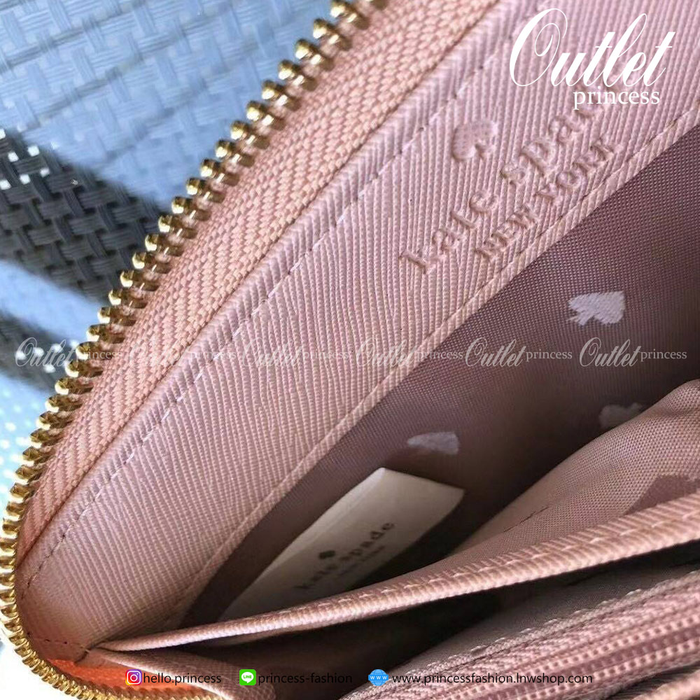 KATE SPADE JOELEY LONG WALLET กระเป๋าสตางค์ใบยาวรุ่นใหม่ล่าสุดหนัง Saffiano สไตล์ PRADA สวยน่าใช้ตัวเนื้อกระเป๋าตกแต่งด้วยกลิทเตอร์ทั้งใบ สวยหรู ภายในมีช่องซิป1ช่อง และช่องใส่บัตรหลายช่อง ใส่เหรียญ บัตรได้เยอะ ตัวจริงสวยน่าใช้มากค่ะ