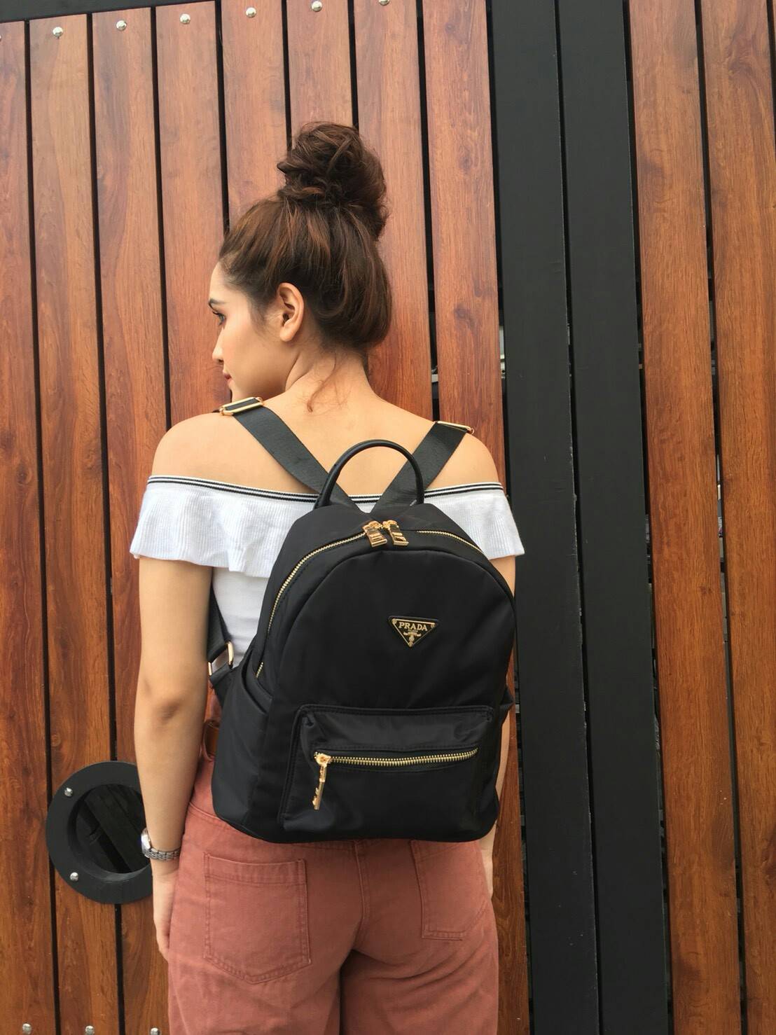 Don't Miss! กลายเป็นรุ่นยอดฮิต ไปแล้วคะ สำหรับ PRADA NYLON MINI BACKPACK กระเป๋าสะพายเป้ Size mini พรีเมี่ยมกิ้ฟจากเคาน์เตอร์ต่างประเทศรุ่น Limited edition ที่ฮ๊อตสุดๆ วัสดุเป็น Nylon เนื้อหนาคุณภาพดีตขนาดกะทัดรัดกำลังดี น้ำหนักเบา ด้านหน้ามาพร้อมโลโ