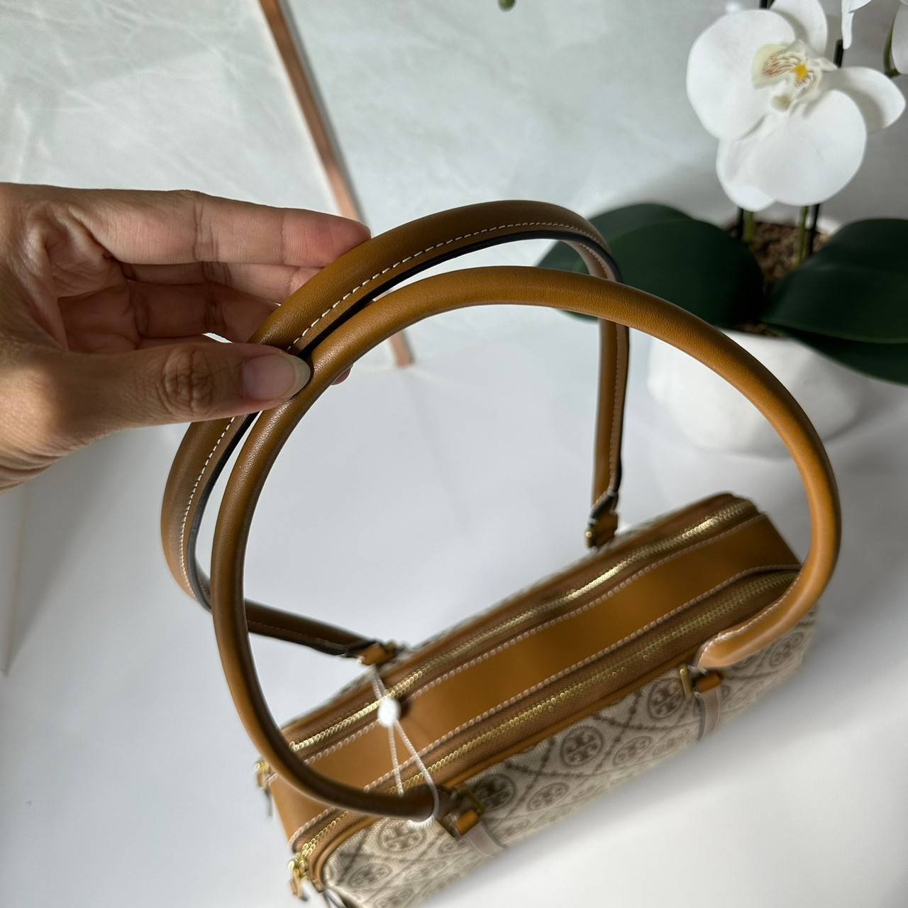 TORY BURCH Small T Monogram Marshmallow Satchel / Tory Burch tote handbag พร้อมส่ง 2 สี ใหม่ล่าสุด กระเป๋าสะพายไหล่ดีไซน์สุดทันสมัย ตัดเย็บสวยงาม ผ้า jacquard ตัดหนัง เปิด-ปิดแบบซิป มีช่องแบ่ง 2 ช่อง มีซิปลับด้านใน ใส่ของได้เยอะมากๆ ค่ะ