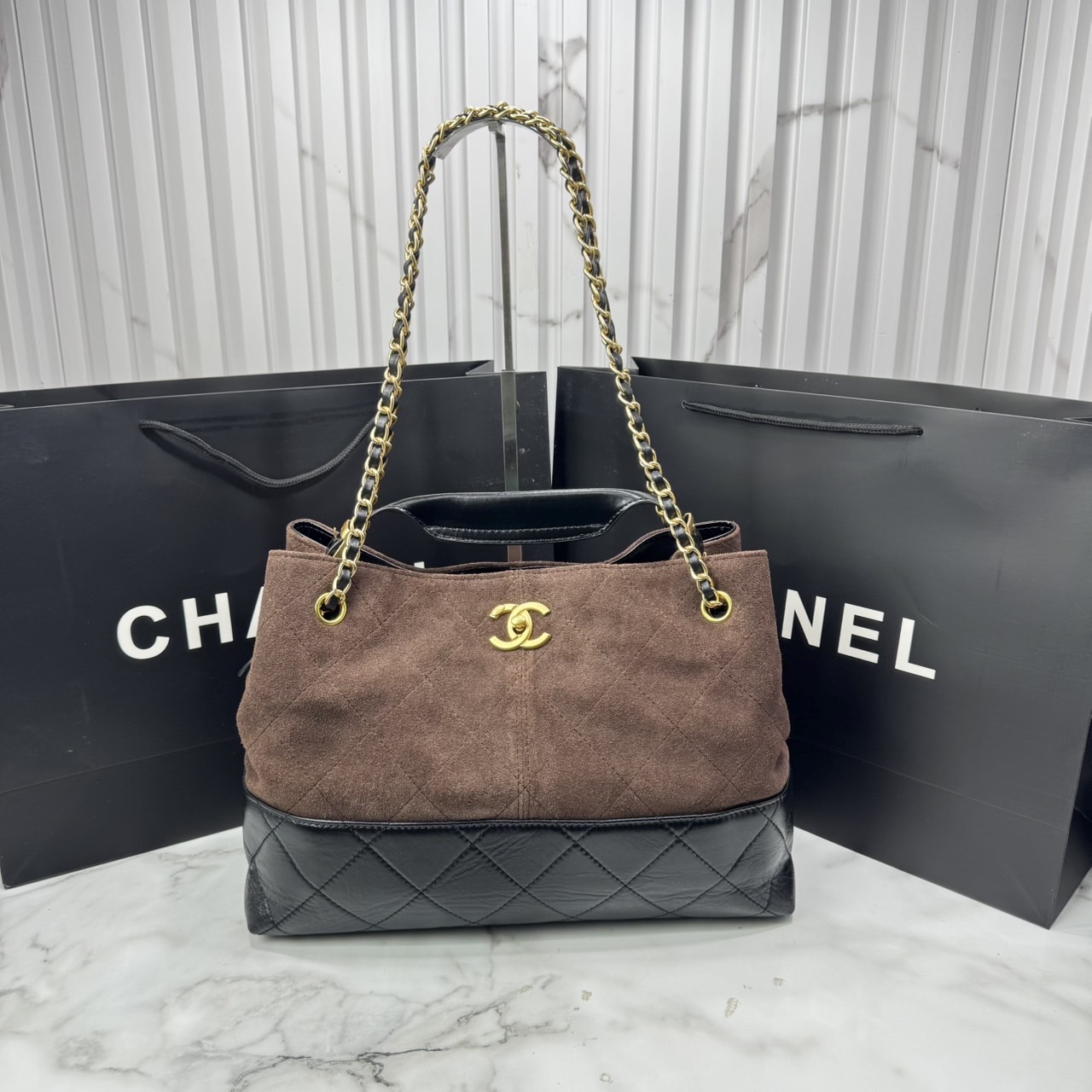 CHANEL Shopping Bag 25A Suede Bag กระเป๋าช้อปปิ้งทรงโท้ทหนังกลับสีทูโทน *สีใหม่น้ำตาลไหม้สีเข้ม ในคอล Métiers Dart 2024/25