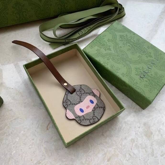 Gucci mini Tote กระเป๋าสะพายข้าง Premiumgift วัสดุหนังแท้ ด้านในโล่ง ใส่กระเป๋าตังค์ ใส่โทรศัพท์ Iphone+ ได้ สายยาวปรับระดับได้ Crossbody ได้ น้ำหนักเบา มาพร้อมกล่องและลิปบิ้นแบรนด์ สวยหรูดูแพง จะซื้อใช้เองหรือเป็นของขวัญก็เหมาะ ได้ไปไม่ผิดหวังค่ะ ไอเท็มน