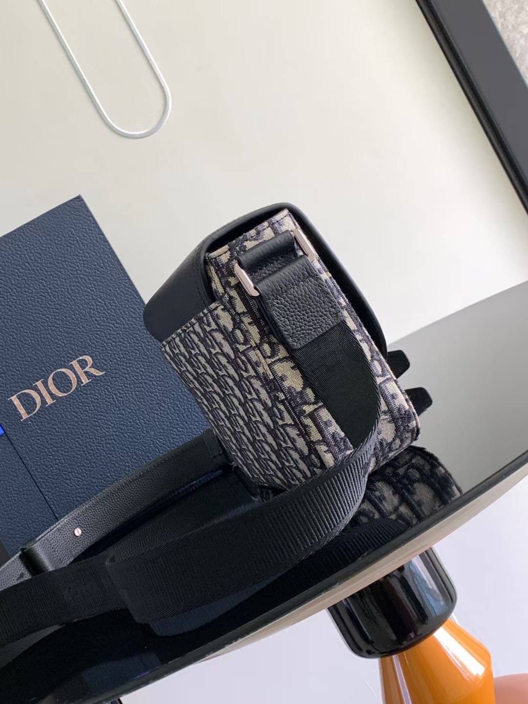 DIOR Small Saddle Messenger Bag with Flap / Khaki / Black / Oblique Jacquard with Grained Leather กระเป๋าสะพายทรงแมสเซ็นเจอร์ รุ่นยอดนิยมของท่านชาย เกรดท็อปออริ สลับแท้ 1:1