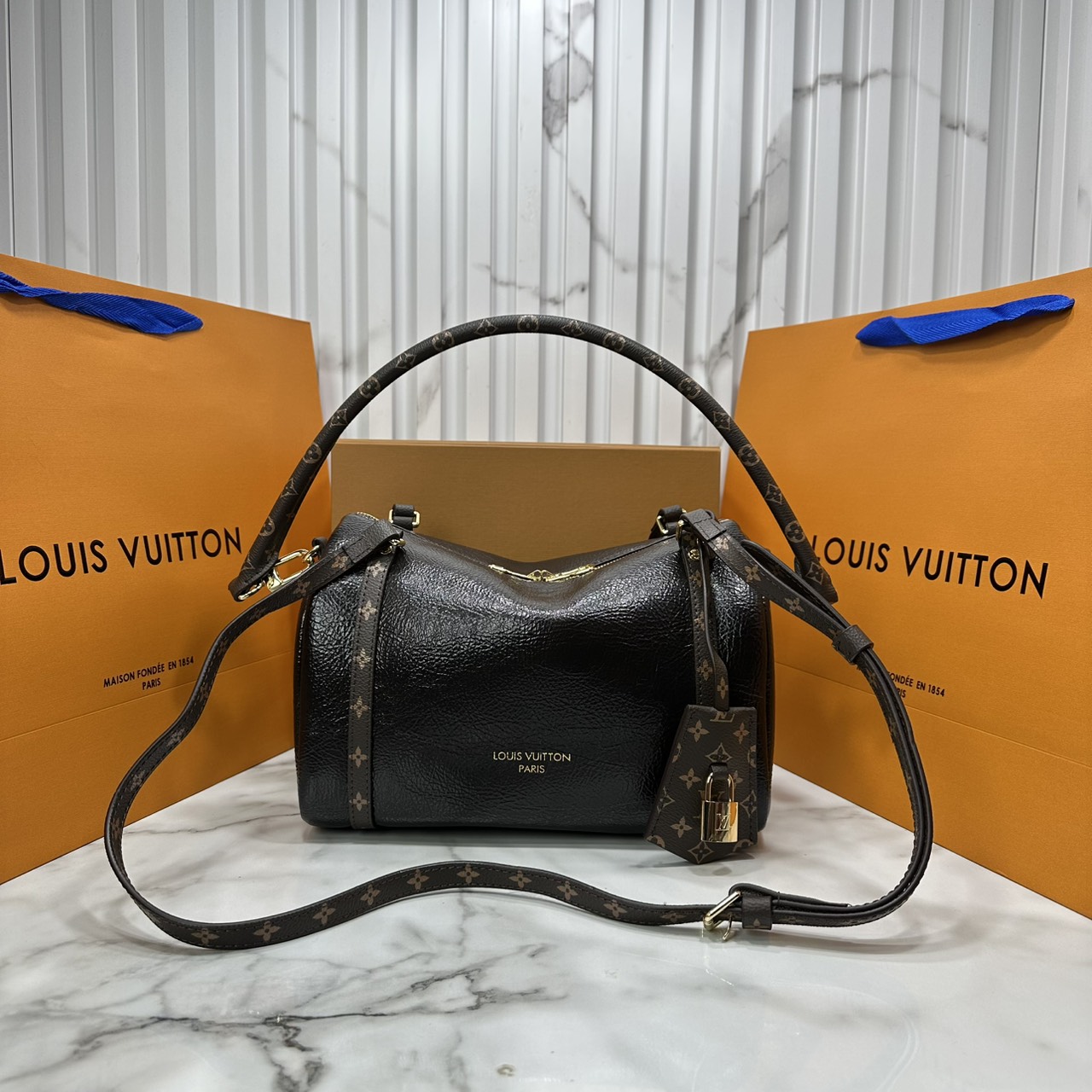 ORI หนังแท้ | LV Express PM Bag 25cm กระเป๋าสะพายทรงหมอนสปีดี้ดีไซน์ใหม่ล่าสุด โฉบเฉี่ยว แต่งคาดหน้าโมโนแกรมโดดเด่น ตัวกระเป๋าสีพื้นตัดกันอย่างลงตัว พร้อมหูแบบจับยาวถอดได้จะถือหรือคล้องไหล่ก็เก๋