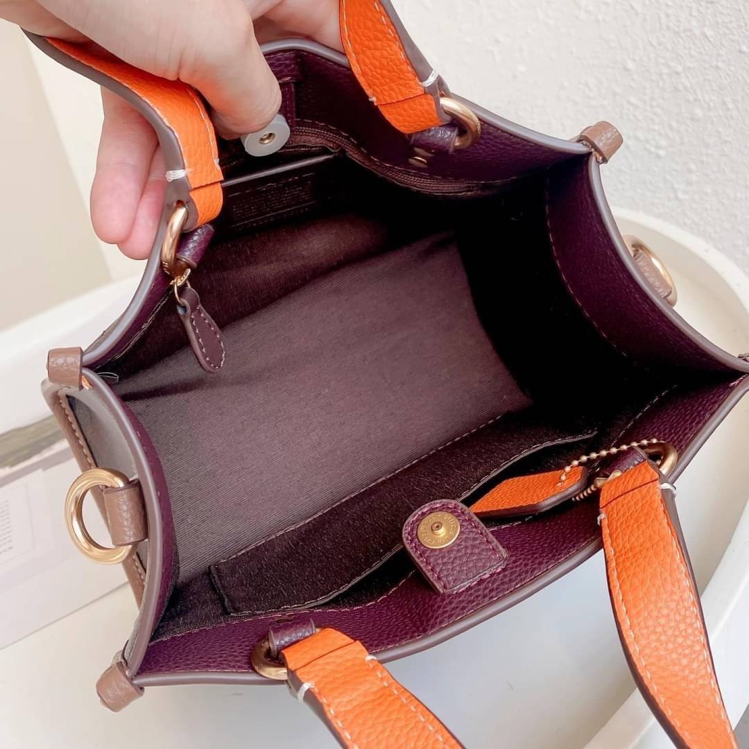 COACH DEMPSEY TOTE IN SIGNATURE CANVAS WITH HEDGEHOG PRINT 🦔 ((CC769)) เม่นเต้นรำ สวย น่ารัก มากๆค่ะ ใหม่กันต่อ ไปสวยกันให้สุดค่ะ! กับกระเป๋าทรงTOTE รุ่นใหม่ล่าสุด 🌟จุดเด่นของรุ่นนี้คือปริ้นท์ลายเม่นเต้นรำทั้งใบ น่ารักน่าเอ็นดูมากๆค่ะ เปิด