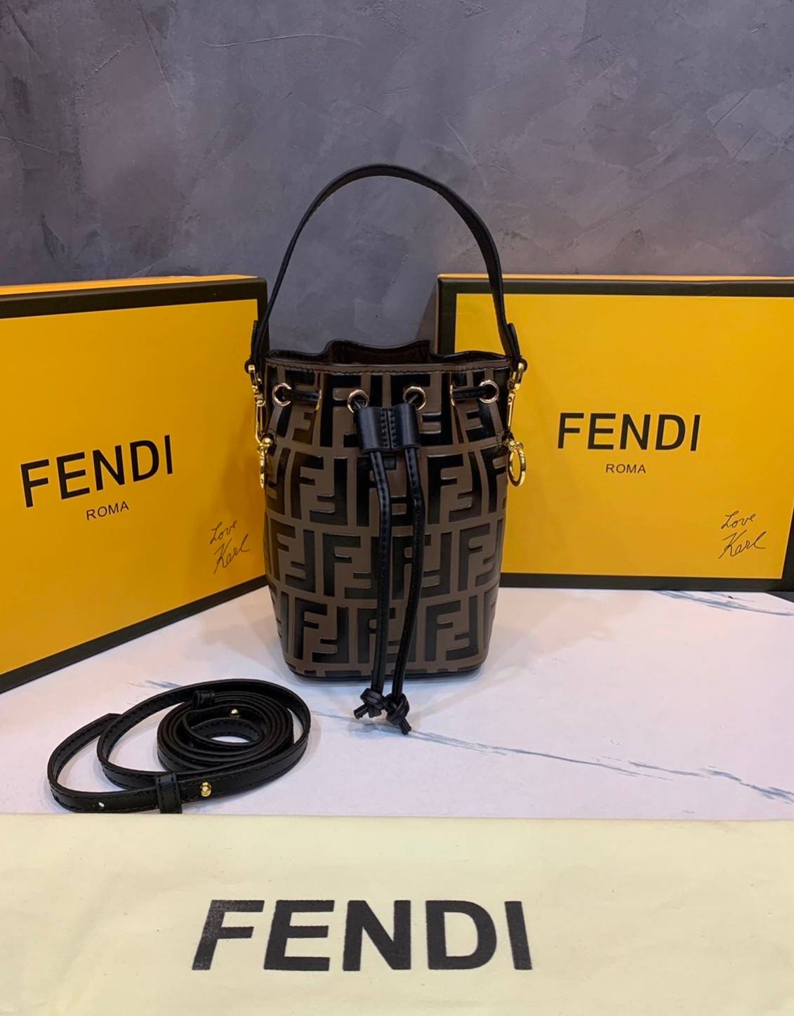 FENDI MON TRESOR Brown leather mini-bag กระเป๋าถือหรือสะพายไหล่ทรงขนมจีบสุดคลาสสิก วัสดุหนังแท้อย่างดี ลวดลายเอกลักษณ์ตามแบบฉบับแบรนด์ สวยหรู ดูแพง คุณนายสุดไปเลยค่า ถือแล้วสวยมากๆ จุของได้กำลังดี ทรงนี้ต้องมีติดตู้ไว้สักใบนะคะ!