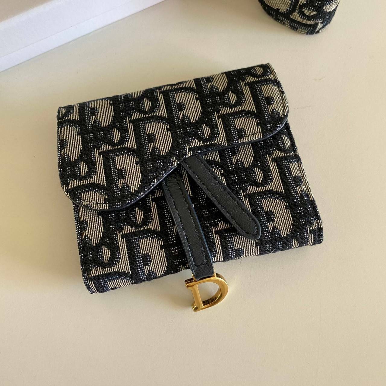 VIP 】DIOR WALLET MONOGRAM กระเป๋าสตางค์ 3 พับ วัสดุหนังแท้ และผ้า Jacquard อย่างดี ทอสวยงามที่สุด ผสมผสานความสง่างามและคลาสสิกที่เข้ากับยุคสมัย ด้านหน้าโดดเด่นด้วยซิกเนเจอร์ของ Christian Dior อะไหล่สีทองอ่อน เงางาม เป็นอีกหนึ่งรุ่นที่ดาราเชเลปใช้กันเยอะมา