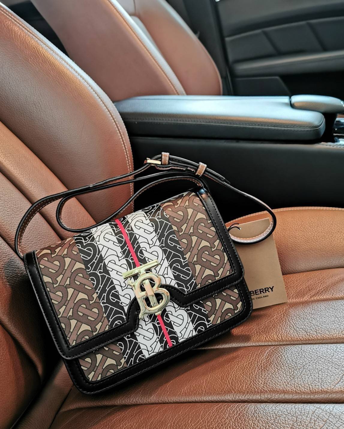 พรีเมี่ยมกิ๊ฟแท้ 100% 】BURBERRY FRAGRANCES LEATHER CROSSBODY BAG VIP GIFT WITH PURCHASE (GWP) กระเป๋าสะพายพรีเมี่ยมกิ๊ฟรุ่นใหม่ล่าสุด Limited จาก BURBERRY Perfume DutyFree