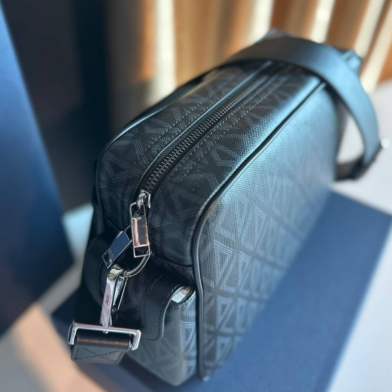DIOR HIT THE ROAD MESSENGER BAG CD Diamond Canvas and Smooth Calfskin เกรดเทพออริจินอล หนังแท้ งานดีสุด ภาพถ่ายจากงานขายจริง ใช้งานต่างประเทศได้