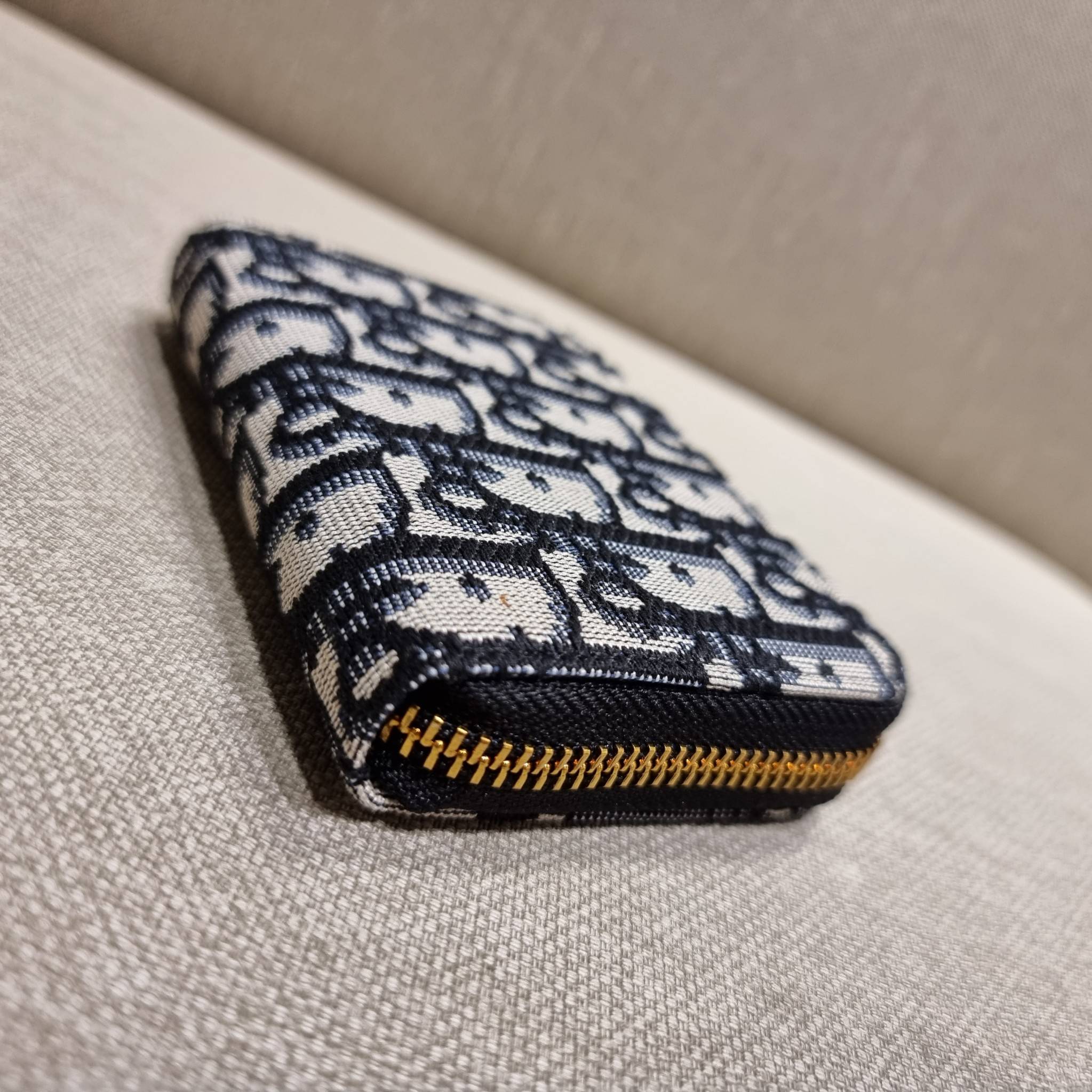 VIP 】CD ZIP AROUND SHORT WALLET WITH GWP กระเป๋าสตางค์ใบสั้นซิปรอบ พรีเมี่ยมกิ๊ฟจากเคาน์เตอร์ วัสดุผ้าแคนวาสปักลาย สลับหนังแท้ภายใน ดีไซน์เรียบหรู ผู้ดีที่สุด!! ภายในมีช่องใส่บัตร ใส่ธนบัตรได้ (แบบพับ) หรือจะพกไว้ใส่เหรียญ สะดวกใช้มากๆ มาพร้อม box set ในร