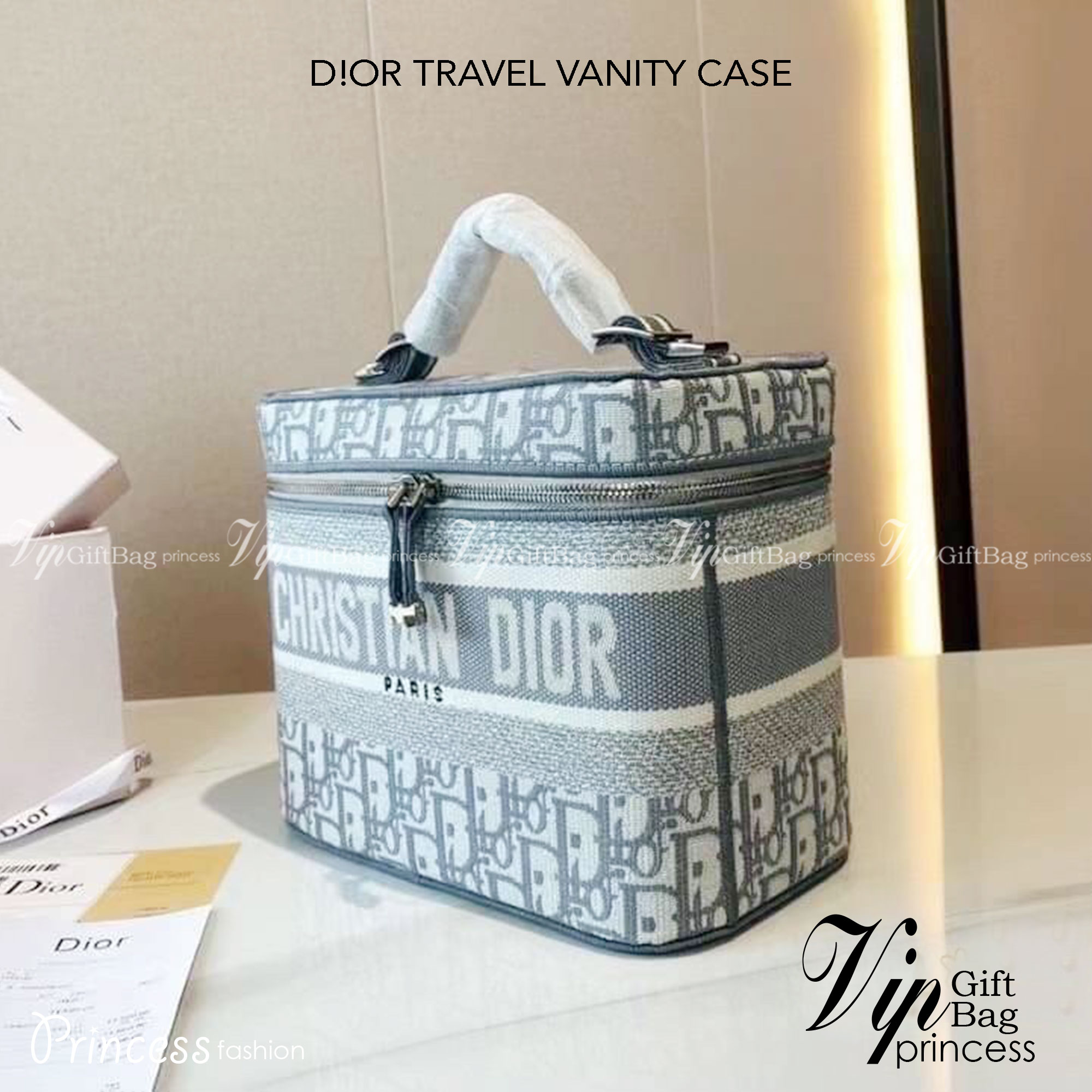 DIOR TRAVEL VANITY CASE Oblique Embroidery กระเป๋าใส่เครื่องสำอางค์ สวยคลาสสิคขนาดกำลังดี พกพาสะดวก ใช้งานง่ายสุดๆ วัสดุงานทอละเอียดคุณภาพดี ภายในเป็นช่องโล่ง ใบจริงงานสวยเกินเบอร์!! สวยงามเกินราคา ไม่ผิดหวังจ้า