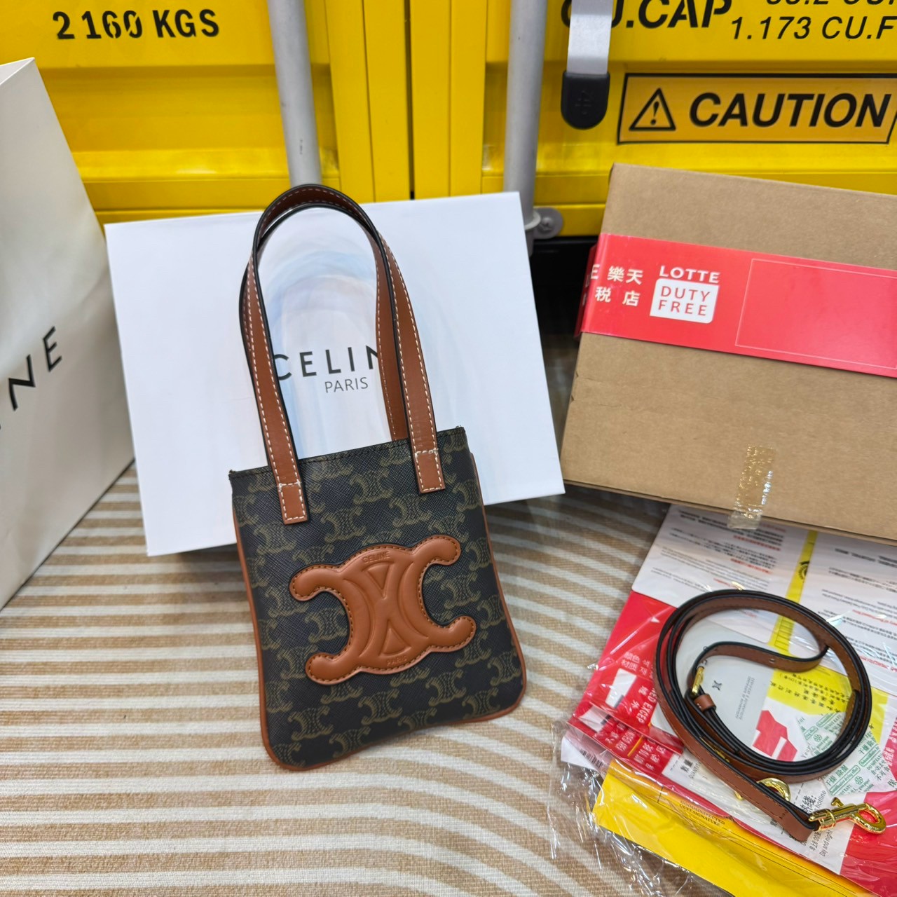CELINE MICRO CABAS in Triomphe canvas and Leather กระเป๋าโท้ทมินิไมโครไซส์ กะทัดรัดปุ๊กปิ๊ก ฮอตสุดในเกาหลี ดีไซน์สุดคลาสสิค โดดเด่นด้วยโลโก้หน้าไซส์จัมโบ้