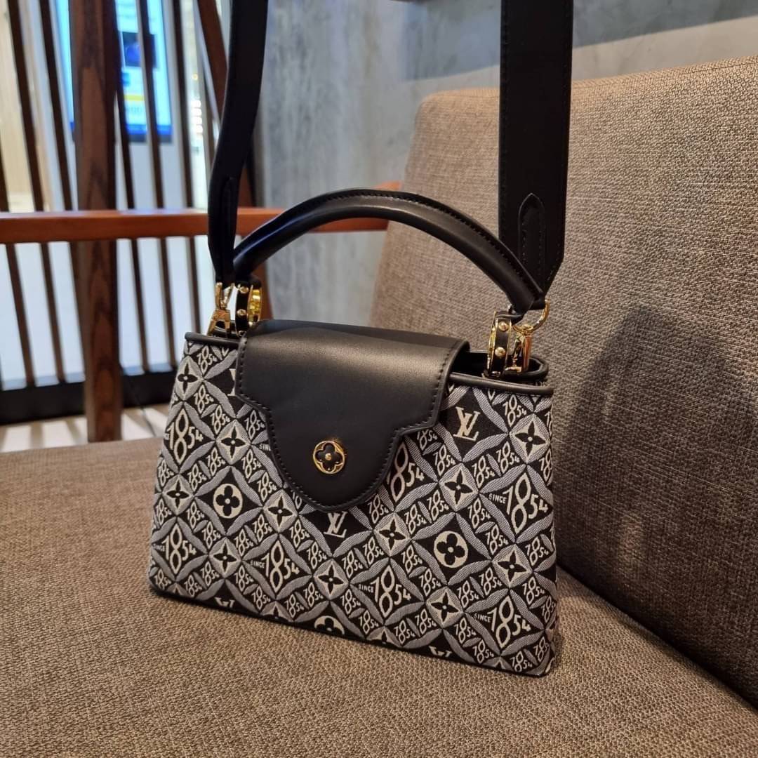 LV capucines top handle with vintager 1854 / LV SINCE 1854 CAPUCINES MM ที่สุดของความสวยในดีไซน์คลาสสิคย้อนยุค กระเป๋าถือสุดหรู มาพร้อมหูจับในตัว ด้วยรูปทรงวินเทจและวัสดุผ้าแคนวาสคละลายเต็มใบ สร้างดีเทลให้ไอเท็มนี้ได้ลุคผู้ดีไปอีก และยังมีลูกเล่นที่ฝาปิดก