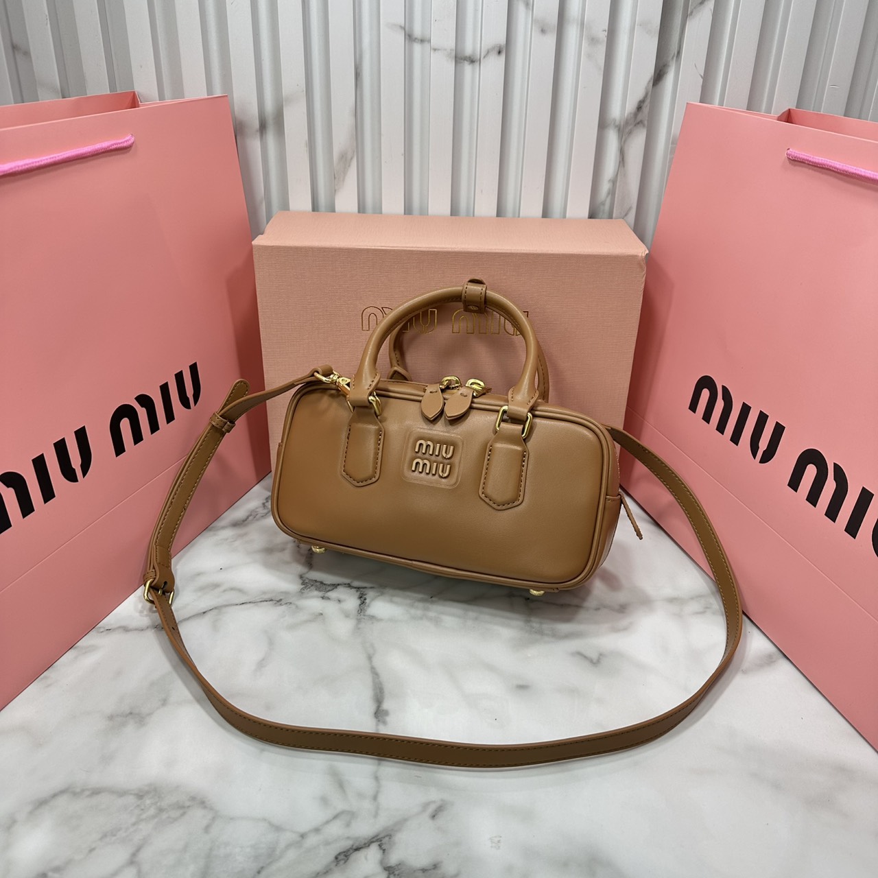 ORI หนังแท้ | MIU MIU Arcadie leather mini-bag Mini 20cm กระเป๋าสะพายทรงโฮโบลุคลูกคุณหรูหรา ไซส์มินิน่ารักๆเก๋ๆ สวยดูแพง หูจับในตัวง่ายและสะดวกพกพา