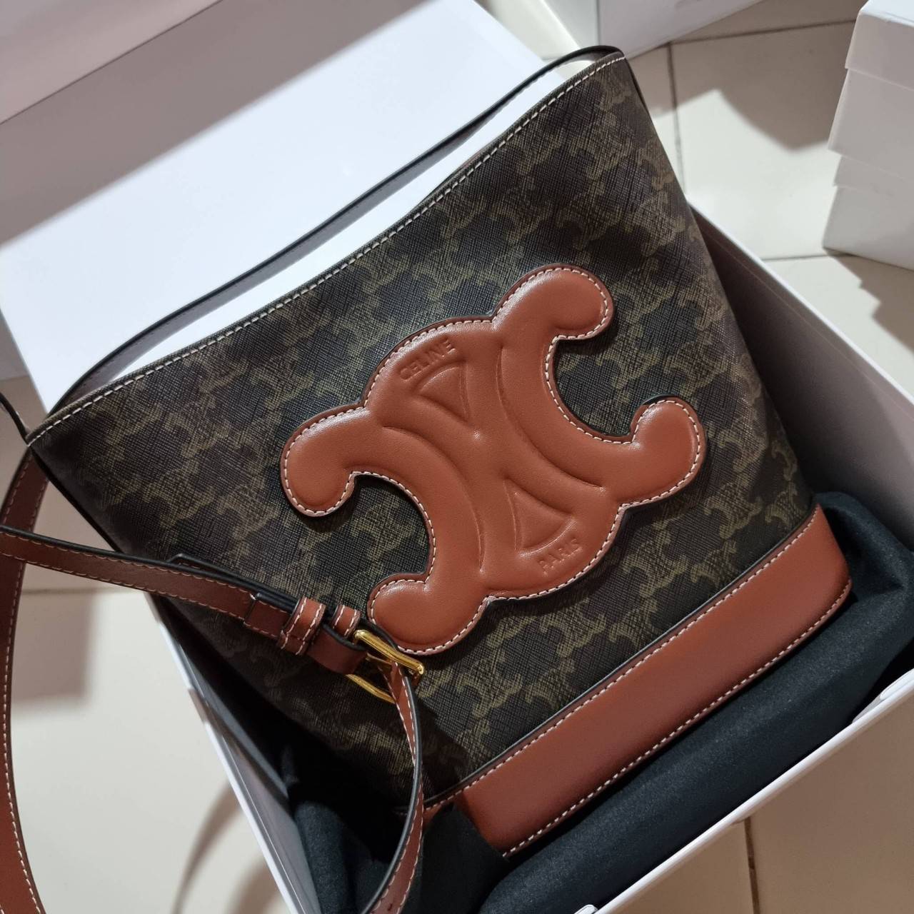 VIP 】CELINE BUCKET BAG CUIR TRIOMPHE คอลเลคชั่นใหม่ ฮิตข้ามปี กับกระเป๋าสะพายทรงถัง ใช้งานง่ายที่สุด สายสะพายในตัว ปรับใช้ได้เลย วัสดุหนังวัว เรียบหรู ผู้ดีไปอีก โดดเด่นด้วยโลโก้เอกลักษณ์ มีกระดุมปิดที่ปากกระเป๋า ภายในโล่งกว้าง ใส่ของแบบจุๆไปเลย เป็นรุ่นท