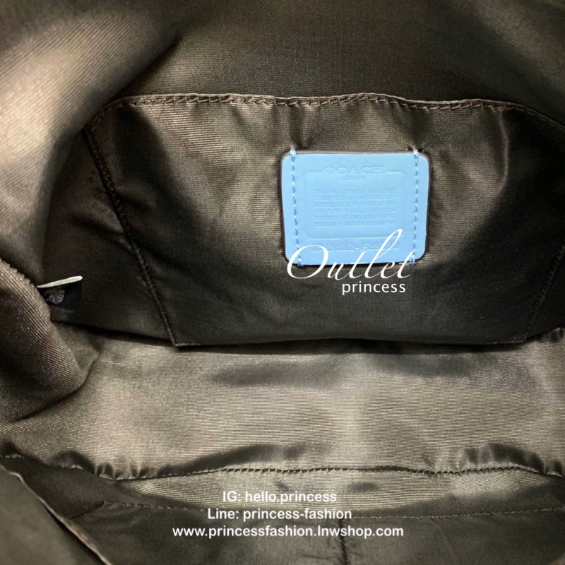 COACH SIGNATURE ZIP SHOULDER BAG กระเป๋าถือหรือสะพายไหล่ ทรงสวย ลาย signature วัสดุหนัง PVC. เนื้อนิ่ม ตัดของหนังสีฟ้า เปิดปิดด้วยซิป ภายในกว้าง ใส่ iPad, A4 และของใช้ได้เยอะ มีช่องเล็ก และช่องซิปค่ะ Must have!