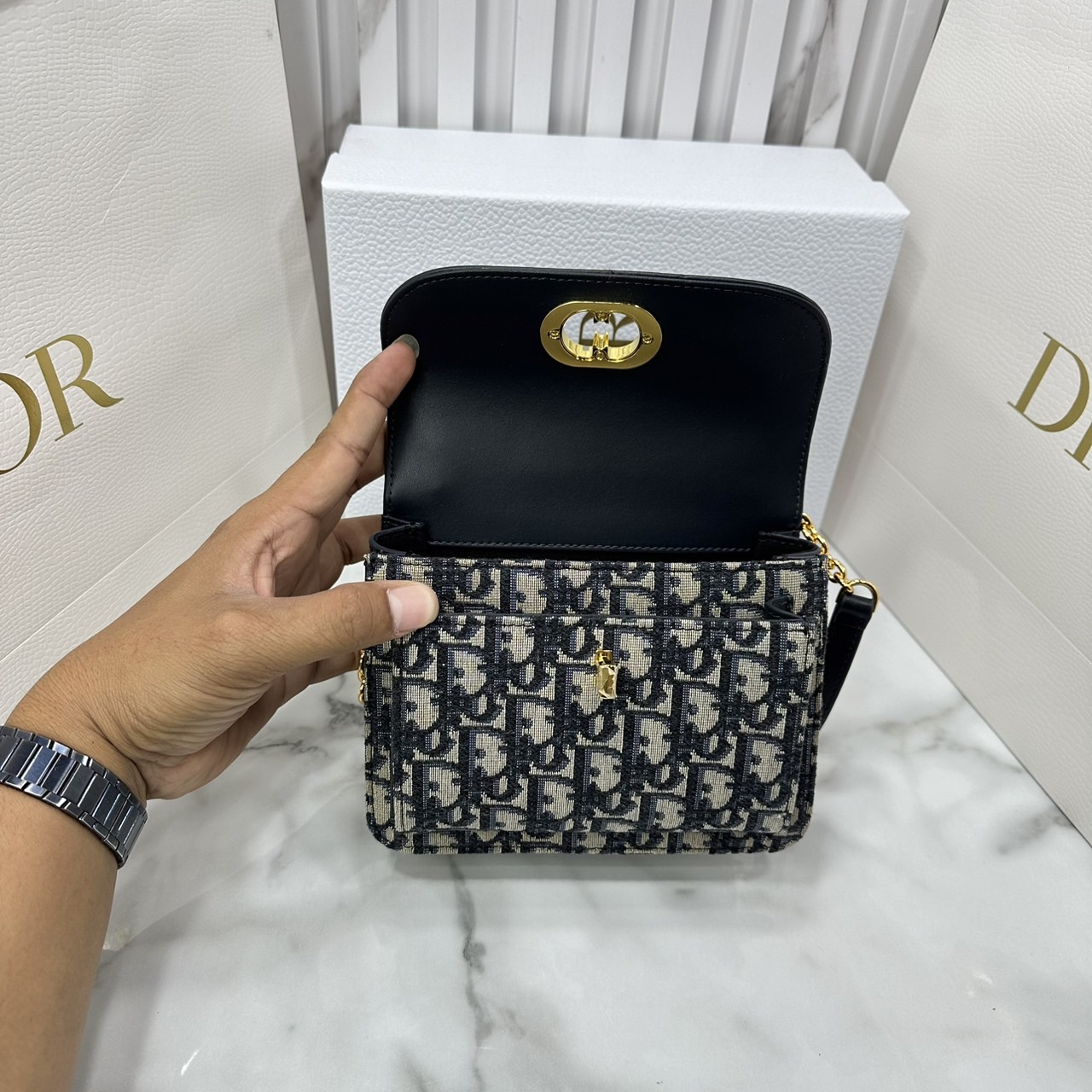DIOR Miss Maddy Mini Bag กระเป๋าสะพายรุ่นใหม่ winter 2024 สวยหรู ดีเทลแพง รุ่นที่ใครเห็นเป็นต้องรัก ดีไซน์เรียบง่าย แต่แฝงความผู้ดี ภายในแบ่งสัดส่วนไว้ดีมาก รับรองว่าประทับใจแน่นอนจ้า