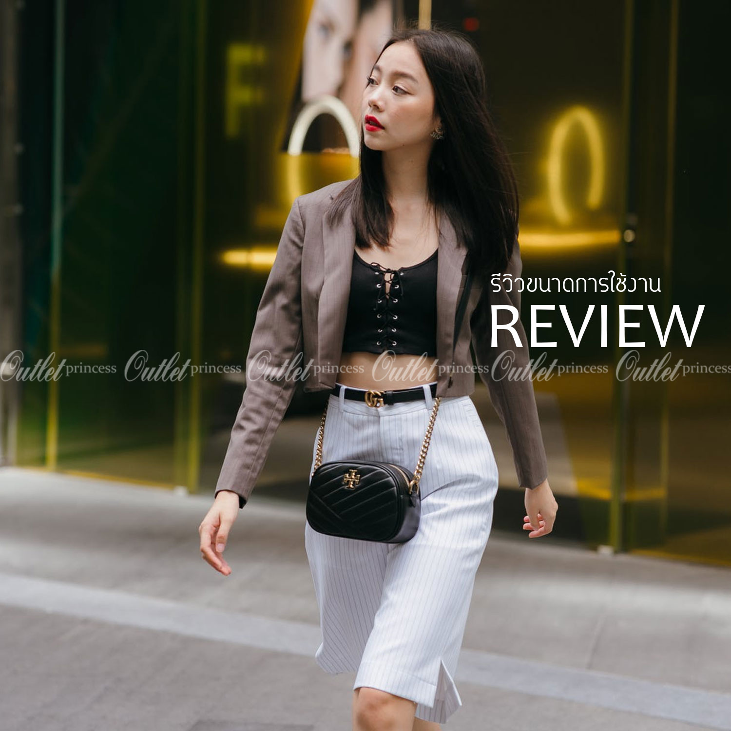 Tory Burch KIRA CHEVRON SMALL CAMERA BAG รุ่น Kira Chevron Small Camera Bag ตอบโจทย์คุณสาวๆ ได้อย่างละมุ่น สวยมาแต่ไกล ลุคหรูดูมีสไตล์ ดีไซน์เรียบหรู แต่ดูไฮไม่เบา..เพิ่มลวดลายด้วยการเย็บเย็บบนหนังเป็นลายเส้น (Chevron) ตกแต่งสายสะพายด้วยพู่ห้อยเกร๋ๆ สายยา