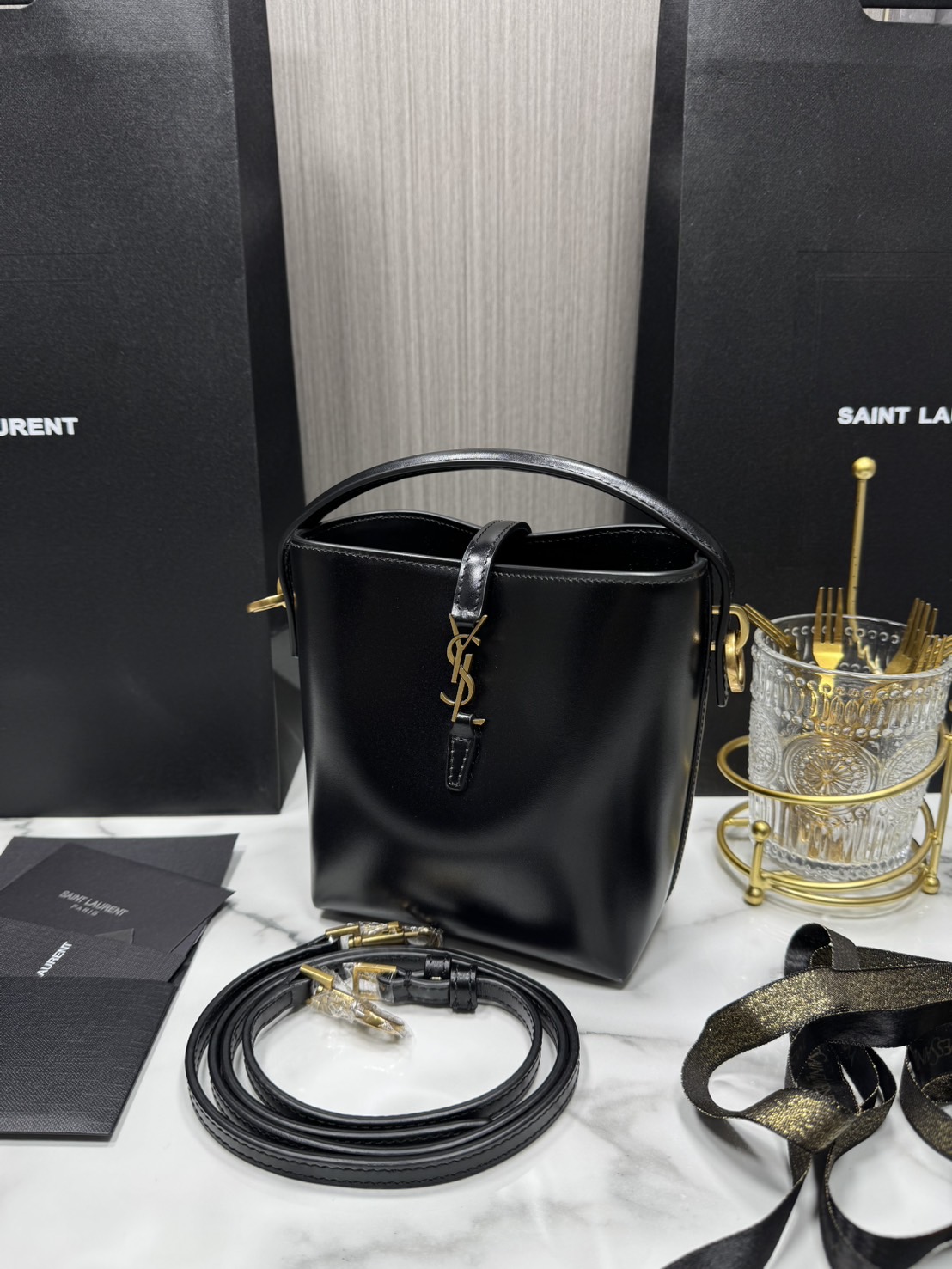 TOP ORI หนังแท้ | YSL Le 37 in shiny leather bag / YSL Bucket Bag กระเป๋าสะพายทรงทรงถัง โดดเด่นด้วยตัวปิดแบบตะขอ Cassandre พร้อมหูจับด้านบน และสายสะพายไหล่แบบปรับได้และถอดออกได้