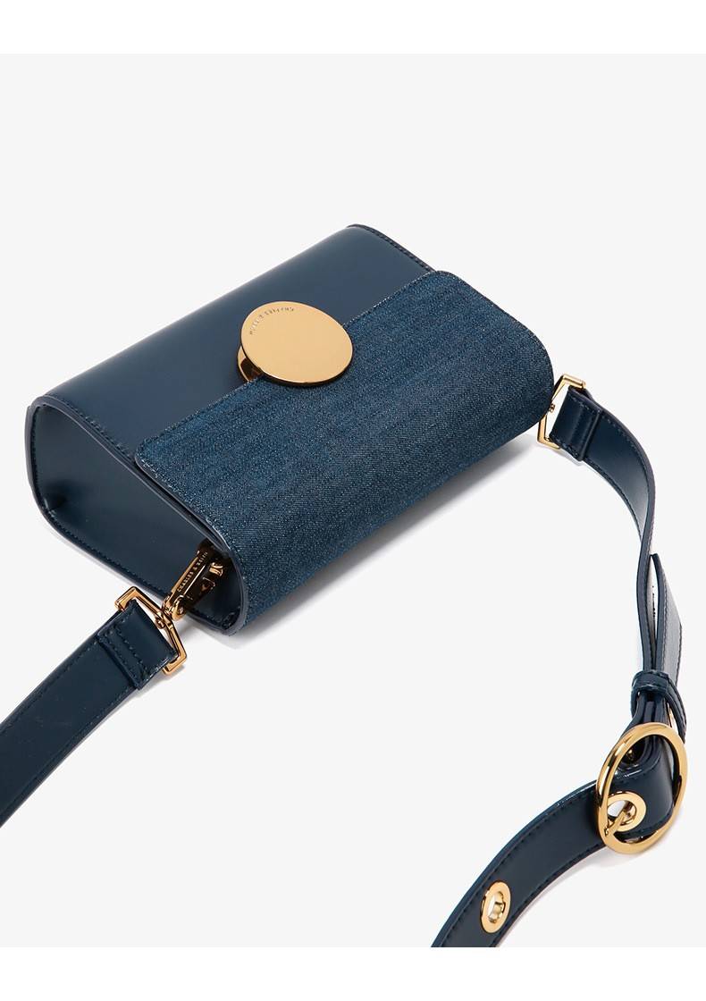 CHARLES AND KEITH CIRCULAR BUCKLE CROSSBODY BAG กระเป๋าสะพายครอสบอดีทรงคลัช ใบเล็กหนังเรียบสวย กระเป๋าสะพาย crossbody หนัง PU เรียบสวย สามารถถอดสายถือแบบคลัชได้ ด้านหน้าประดับด้วยตัวล็อค สุดเก๋ เป็นแผ่นกลมสีทองและสีเงิน ปั๊มแบรนด์ มาพร้อมสายสะพาย สามารถปร