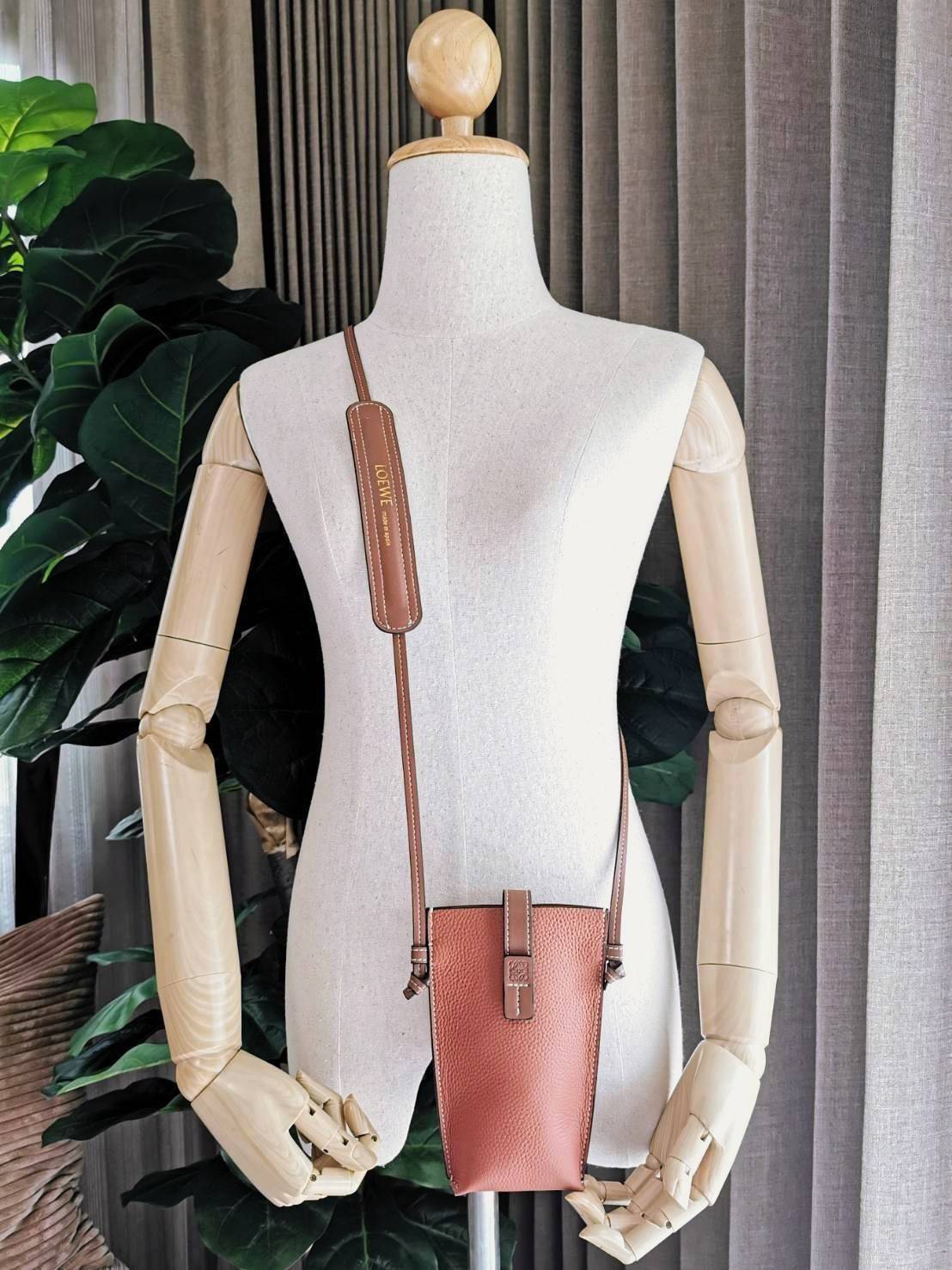 LOEWE MINI CROSSBODY BAG GIFT WITH PURCHASE (GWP) กระเป๋าสะพาย Limited จาก LOEWE วัสดุ Calfskin หนังแท้หนังสวยอยู่ทรงขนาดมินิดีไซน์มินิมอล ภายในโล่งใส่มือถือ บัตร ของจุกจิกได้ ด้านหลังมีช่องใส่ของ พร้อมสายหนังแท้คล้องคอได้ สะพายไหล่ Crossbody ได้ สายเลื่อ