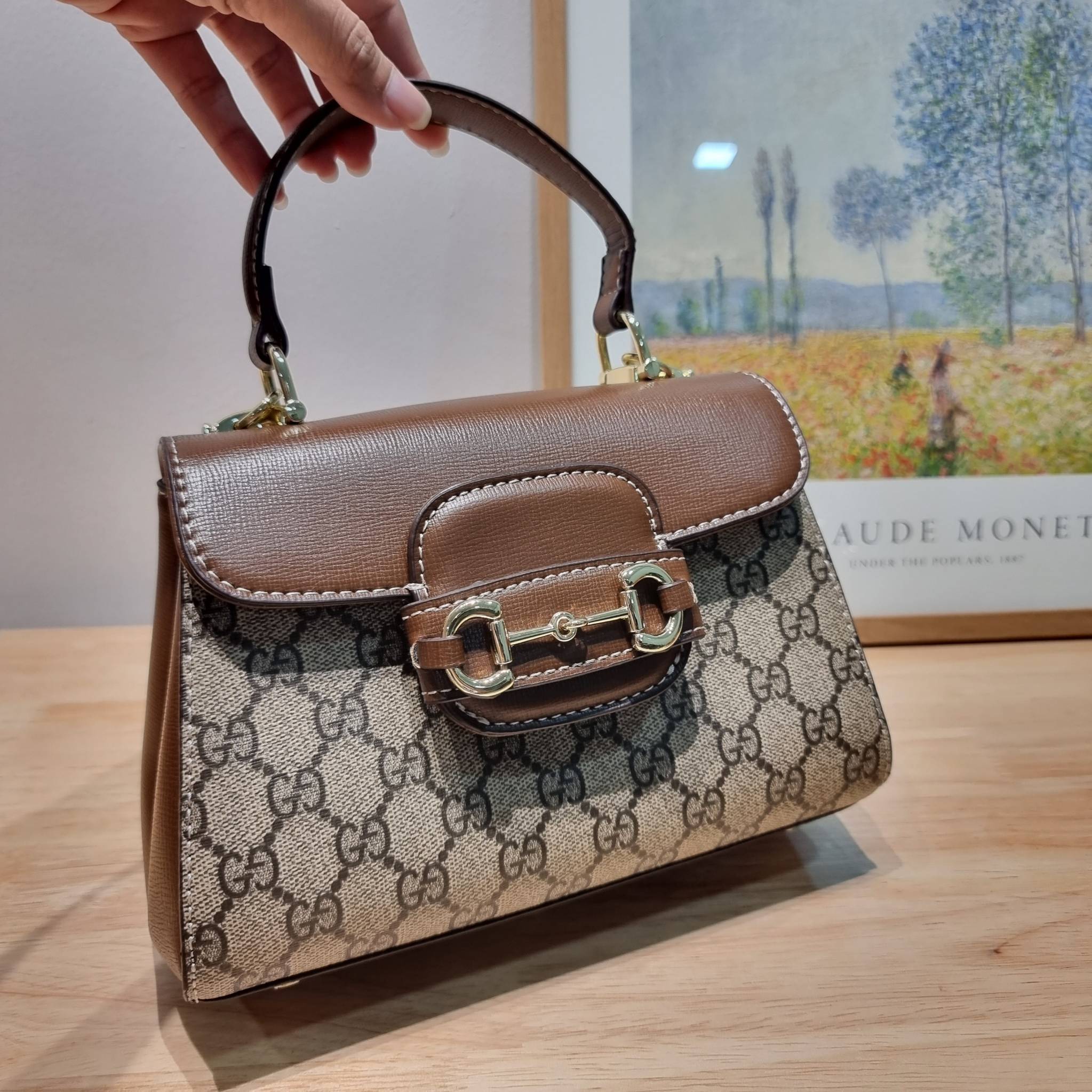 Gucci Horsebit 1955 mini bag / GG VINTAGE CROSSBODY BAG ใหม่จากพรีเมี่ยมกิ๊ฟสุดคุ้ม กระเป๋าสะพายข้าง สวยย้อนยุค ดีไซน์วินเทจแฝงความหรู วัสดุหนังแคนวาส เปิด-ปิดด้วยกระดุมแม่เหล็ก ภายในโล่งกว้าง แบ่งสัดส่วนไว้อย่างดี สายสะพายมีให้ 2 ถึงแบบ สลับใช้ได้ไม่มีเบ