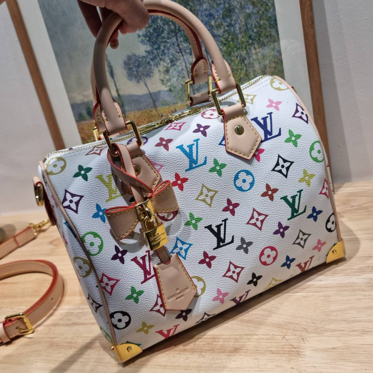 LV x TM speedy bandouliere 25 bag กระเป๋าทรงหมอน รุ่นท็อปฮิต กับดีไซน์ใหม่ต้อนรับฤดูร้อน โดดเด่นด้วยการตกแต่งลายพิมพ์ไม่เกร่อ โทนสีสดใสสะดุดตา มาพร้อมพวงหนังห้อยและมีกุญแจล็อค