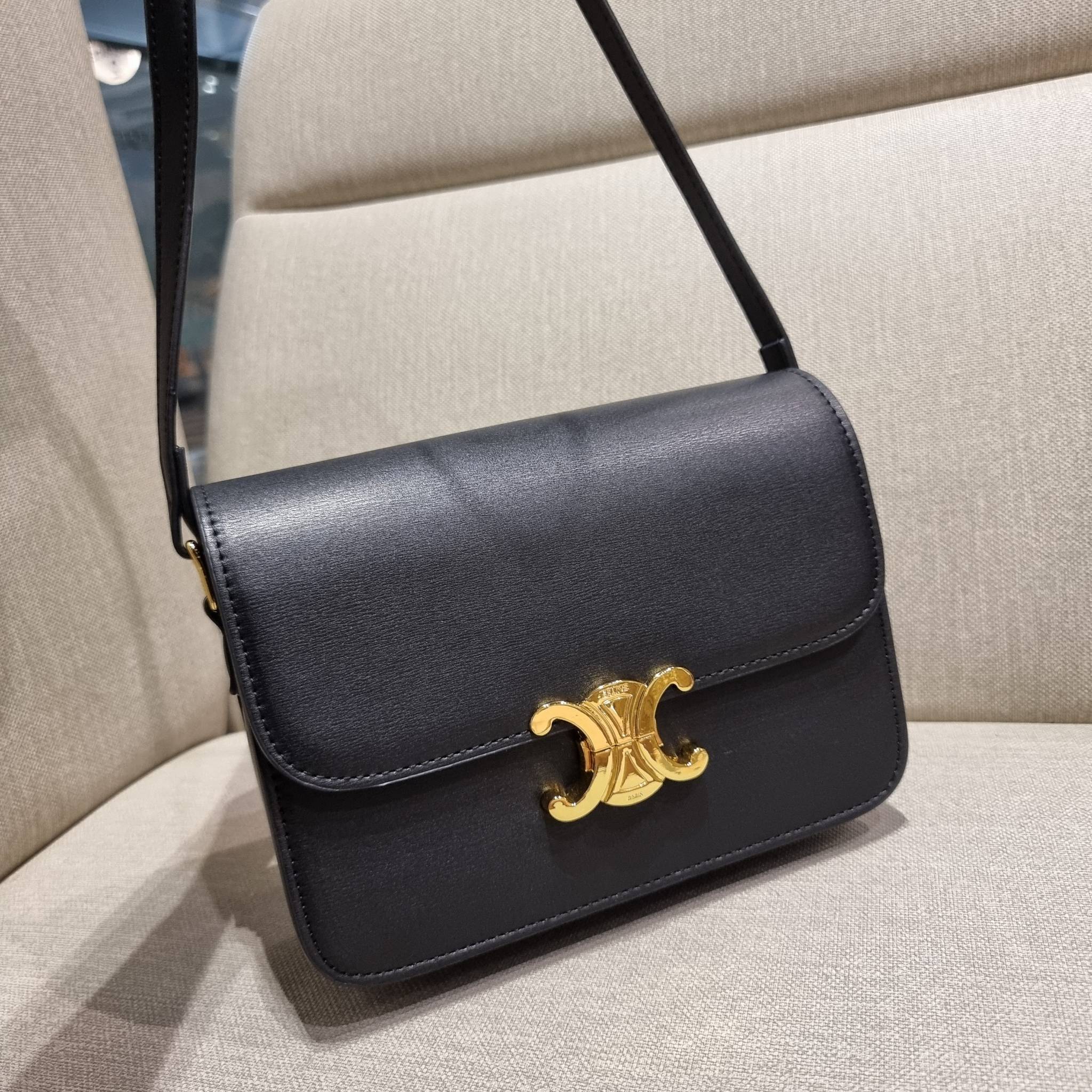 VIP 🥂 CELINE CLASSIQUE TRIOMPHE BAG IN SHINY CALFSKIN ไอเท็มสุดคลาสสิค ที่ขาดไม่ได้ กระเป๋าสะพายทรงสวยคลาสสิค แฝงความผู้ดี ที่ใช้ได้ทั้งชายหญิง วัสดุหนังแท้ เปิด-ปิดด้วยตัวกดล็อค สะดวกใช้มาก ภายในเป็นช่องโล่ง เก็บของได้เป็นสัดส่วน และยังมีช่องซิปใ