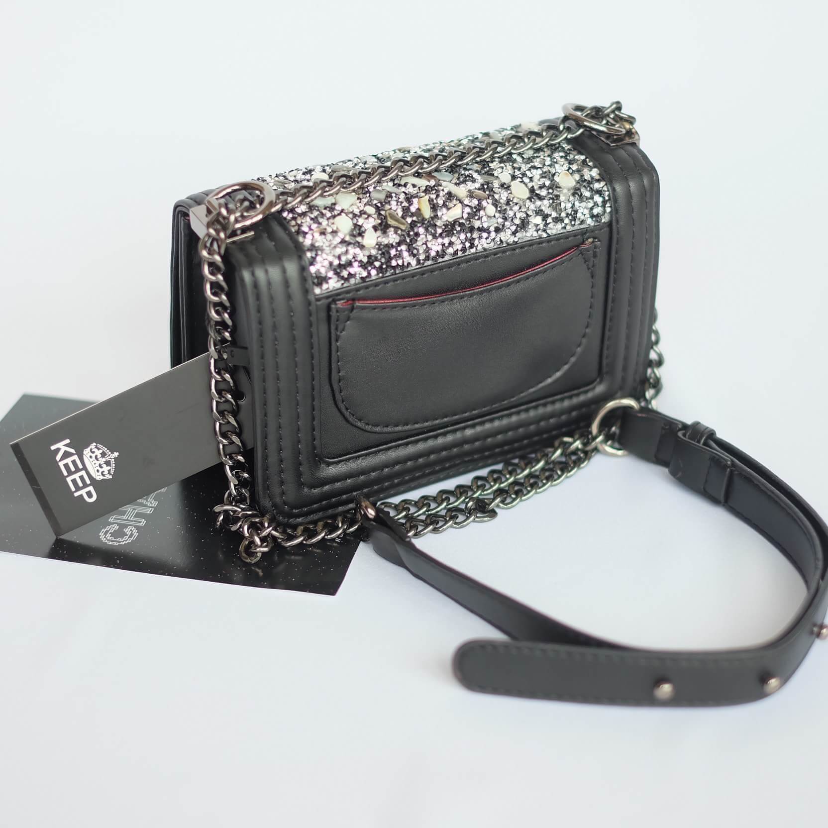 แบบมาใหม่ Limited กันเลยค่า 👍 ทางร้าน ได้กระเป๋า จากแบรนด์ KEEP ทรง Chanel สุดหรู รุ่น KEEP shoulder diamond chain bag สวย หรู มากๆ เลยน๊า กระเป๋าอยู่ทรงสวยงามมากคะ สายโซ่ มีที่รองไหล่ สะพายสบายคะ สายปรับ สั้น ยาวได้คะ ภายในสีแดง มีช่องใส่ของ 1 ช่