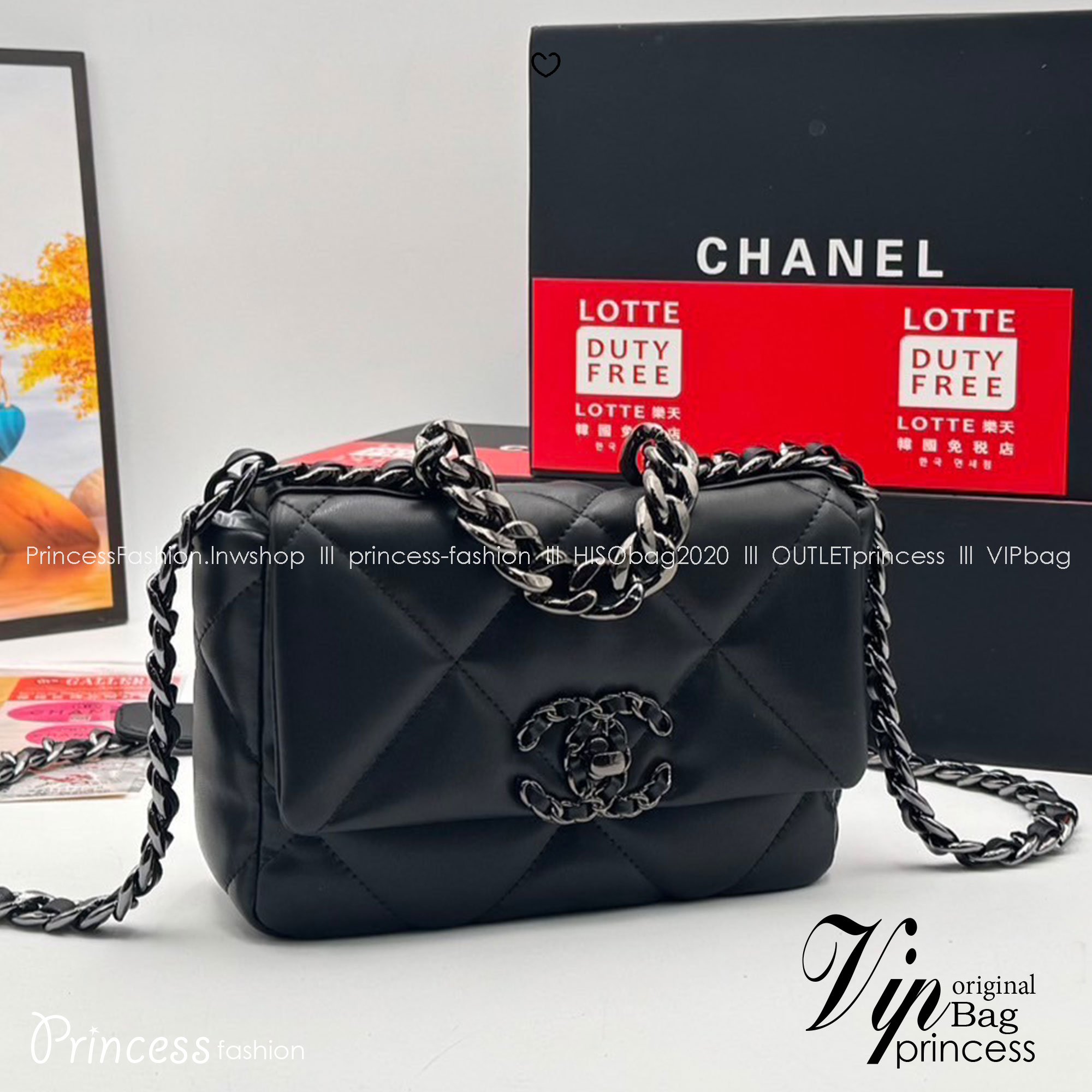 CHANEL 19 Handbag Flap Bag กระเป๋าสะพายรุ่นในตำนานที่เป็นลูกรักของสาวๆ ไปแล้ว คลาสสิกที่สุด ให้ลุคลูกคุณมั๊กมากกก งานหนังเรียบสวย หนังมีกลิ่นหอมฟุ้งตั้งแต่เปิดกล่อง หรูหราแบบไม่ต้องพูดเยอะ