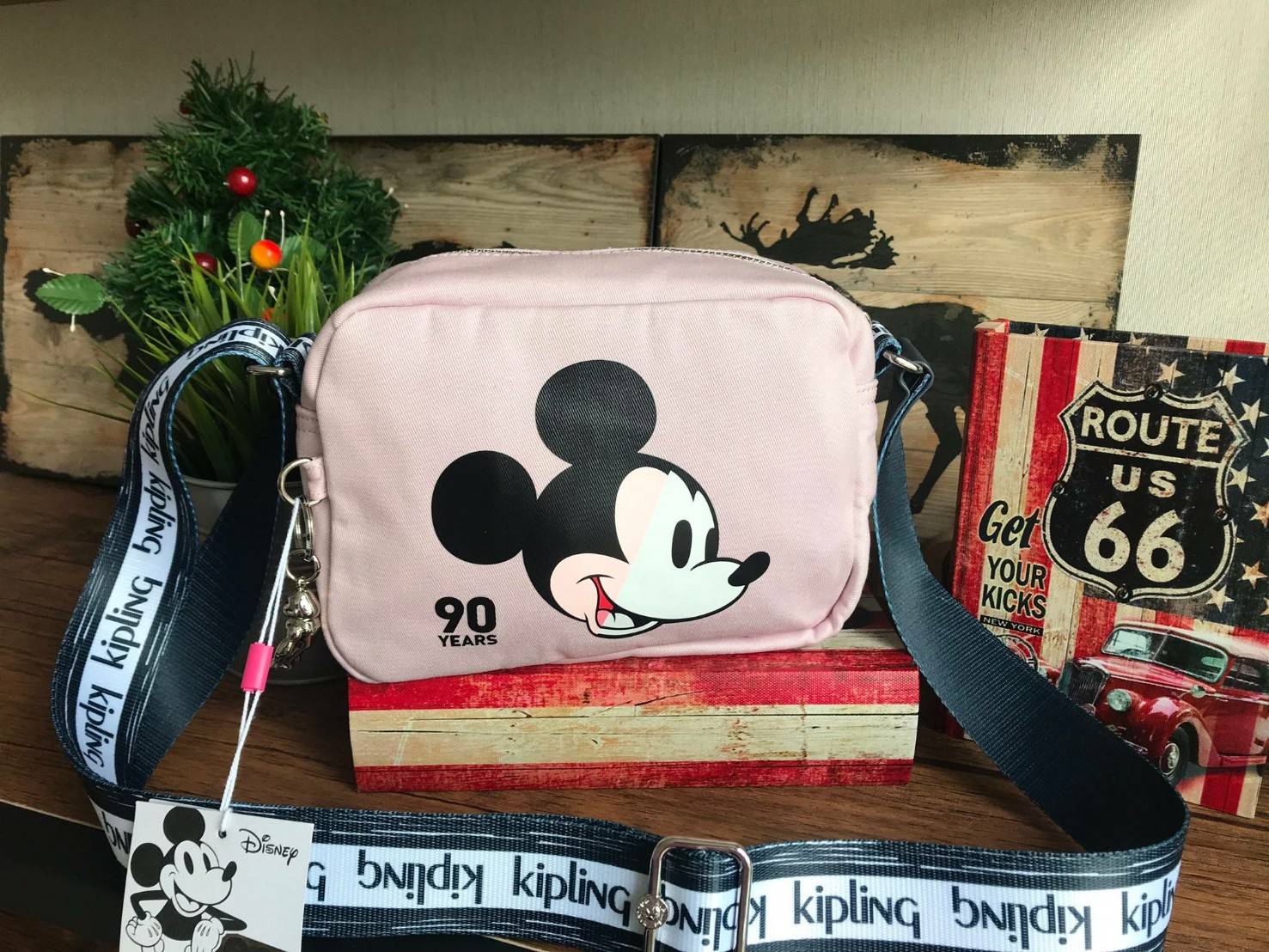 Disney's Mickey&Jungle Book Veni Crossbody Bag รุ่นLimited Edition ทรงสะพายข้าง ขนาดกำลังดี วัสดุpolester100% ดีเทลด้านหน้าลายการ์ตูนของวอลด์ดิสนีย์ เปิดปิดด้วยซิปเดียวด้านบน ภายในกว้าง มีช่องซิปและที่ห้อยพวงกุญแจ ฐานกว้างจุของได้เยอะสามารถสะพายได้ทั