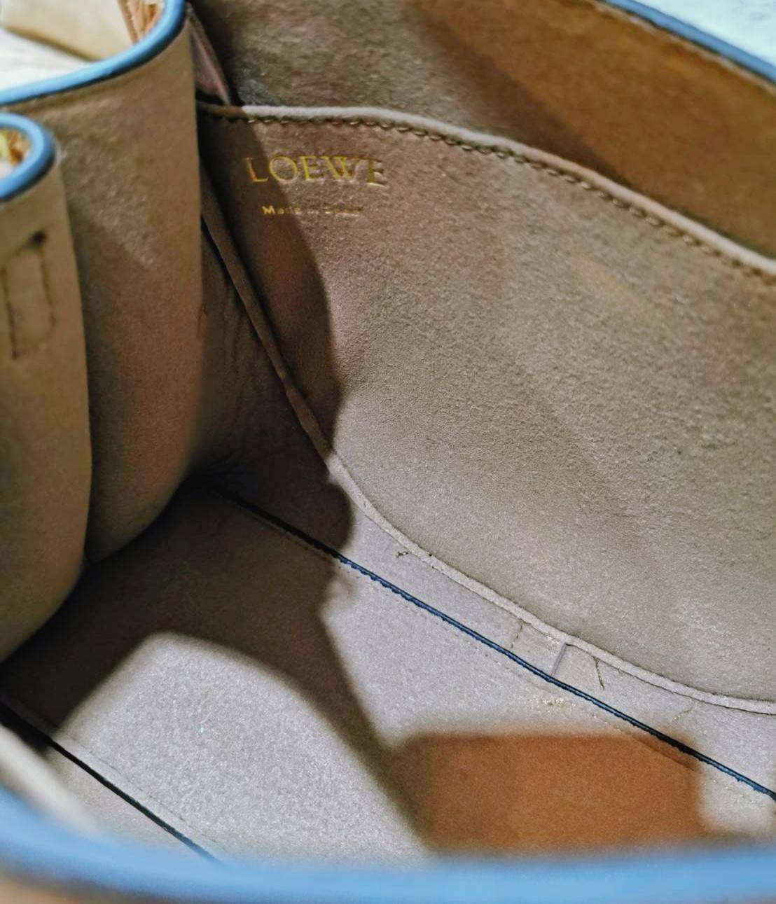 VIP 】LOEWE HANDBAG VIP GIFT WITH PURCHASE (GWP) กระเป๋าถือหรือสะพาย รุ่น Limited จาก LOEWE DUTYFREE วัสดุ Calfskin หนังแท้รูปทรงอานม้าสวยอยู่ทรงด้านหน้าตกแต่งด้วยสายหนัง (Belt) ประดับอะไหล่แบรนด์สีทองรูปกลอนประตูด้านข้างเป็น Signature ภายในโล่งกว้าง ใส่มื