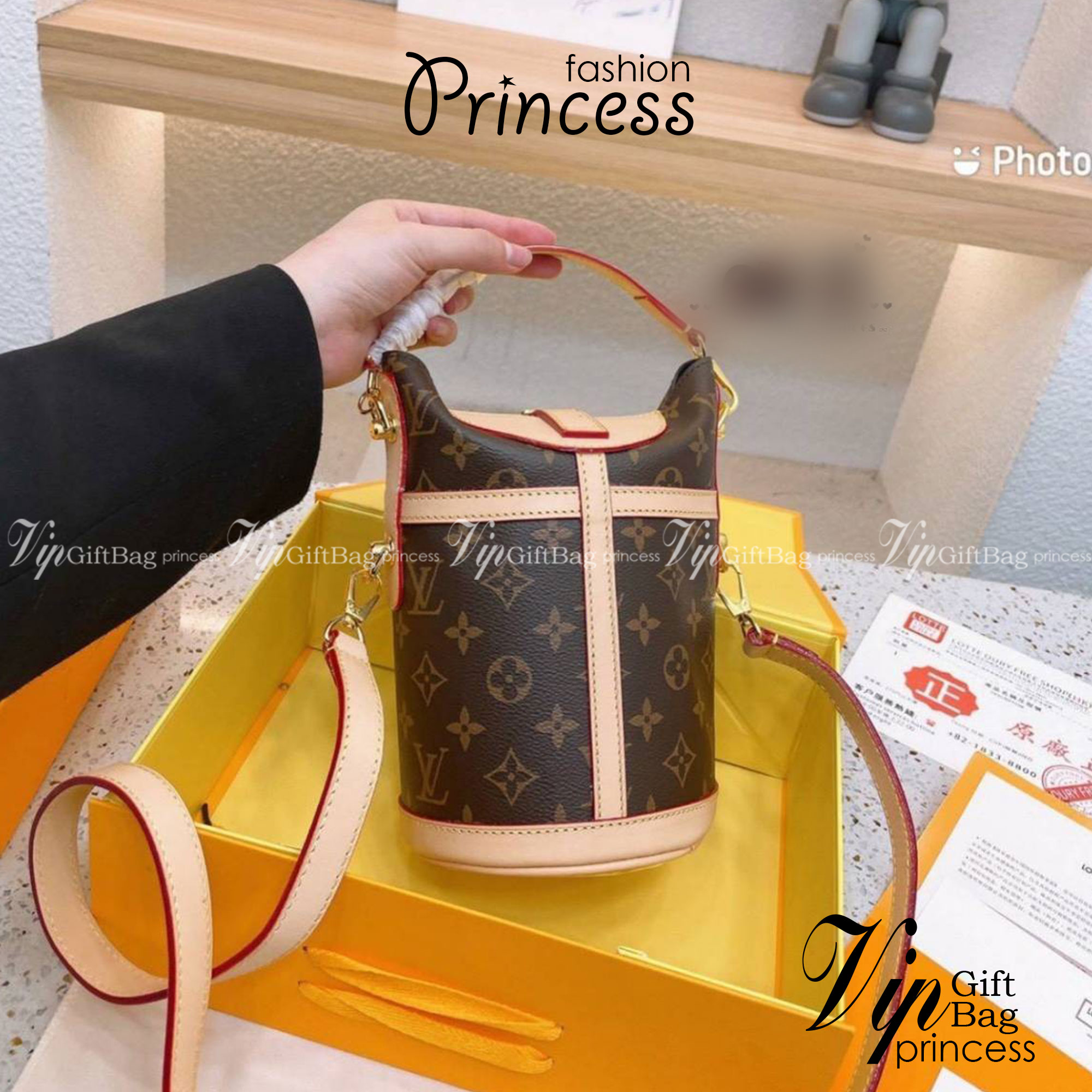 LV DUFFLE BAG กรเป๋าสะพายทรงบัคเก็ต ตัดเย็บด้วย Monogram แคนวาสที่ยืดหยุ่นพร้อมสัญลักษณ์ S-Lock ที่สร้างสรรค์ขึ้นอย่างประณีต เป็นตัวเลือกที่มีสไตล์สำหรับการใช้งานระหว่างวันไปจนถึงกลางคืน ใช้ถือ หรือสะพายไหล่ก็ได้