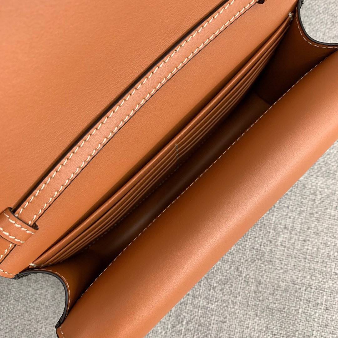 VIP 】หนังแท้ CELINE TRIOMPHE CLUTCH VIP GIFT CELINE IN TRIOMPHE CANVAS AND SMOOTH LAMBSKIN WALLET ON STRAP BAG กระเป๋าทรงสี่เหลี่ยมผืนผ้าหนังสวยหรูอยู่ทรงเปิดปิดด้วยฝาปิดกระดุม2ชั้น ภายในมีช่องแบ่งหลายช่องเป็นสัดส่วน สามารถใส่มือถือของใช้จุกจิกได้เยอะ มาพ