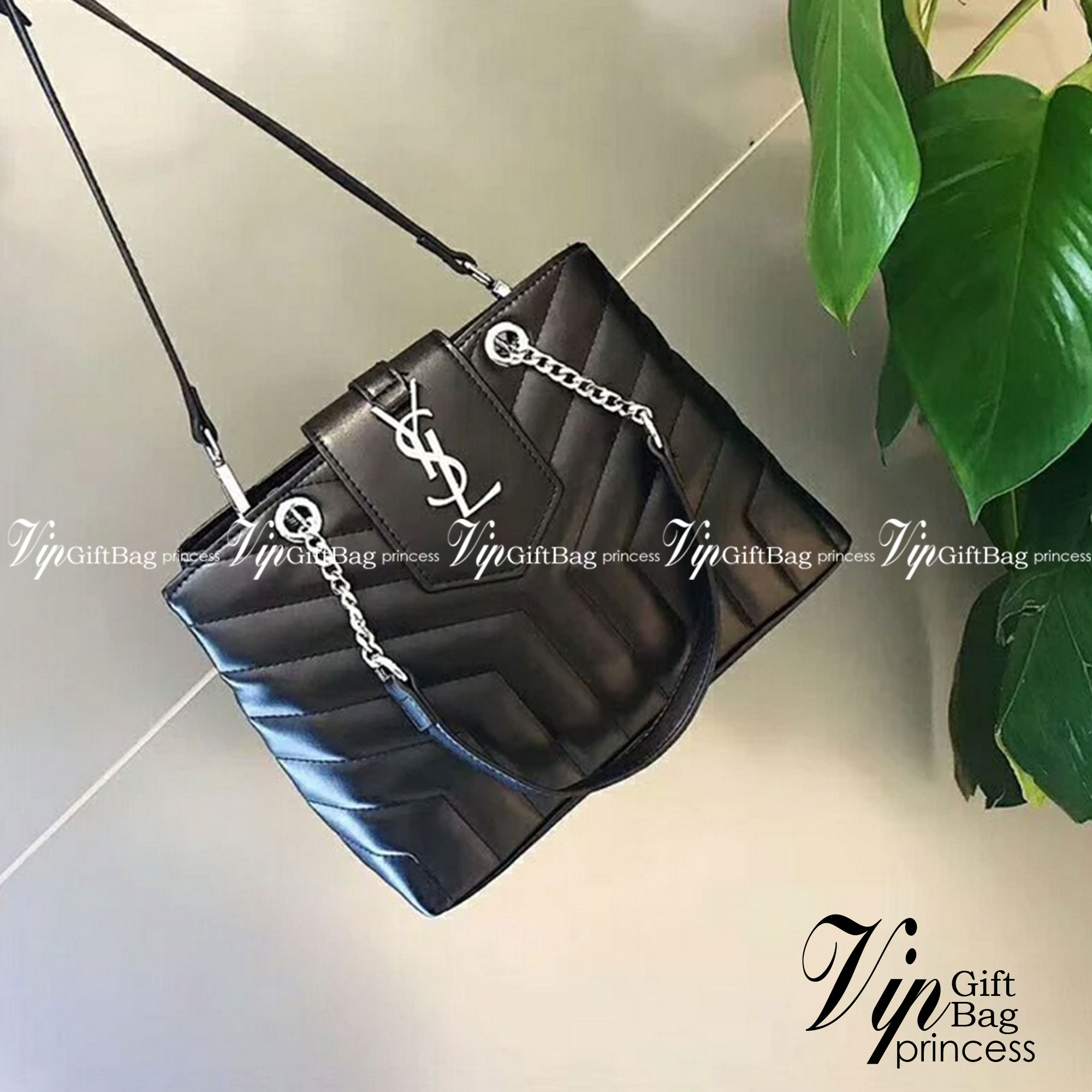 SAINT LAURENT YSL Loulou small quilted leather shoulder bag รุ่นยอดนิยม หายากที่สาวๆตามหา ใบนี้เลย!! สวยหรู ผู้ดี กระเป๋าสะพายไหล่ ดีไซน์อยู่ทรง สะพายได้ 2 แบบ สายหนังสลับโซ่ในตัว และสายยาวถอดได้ สวยคลาสสิคแฝงความหรูด้วยโลโก้สีทองอร่าม และสีเงินโดดเด่น สา