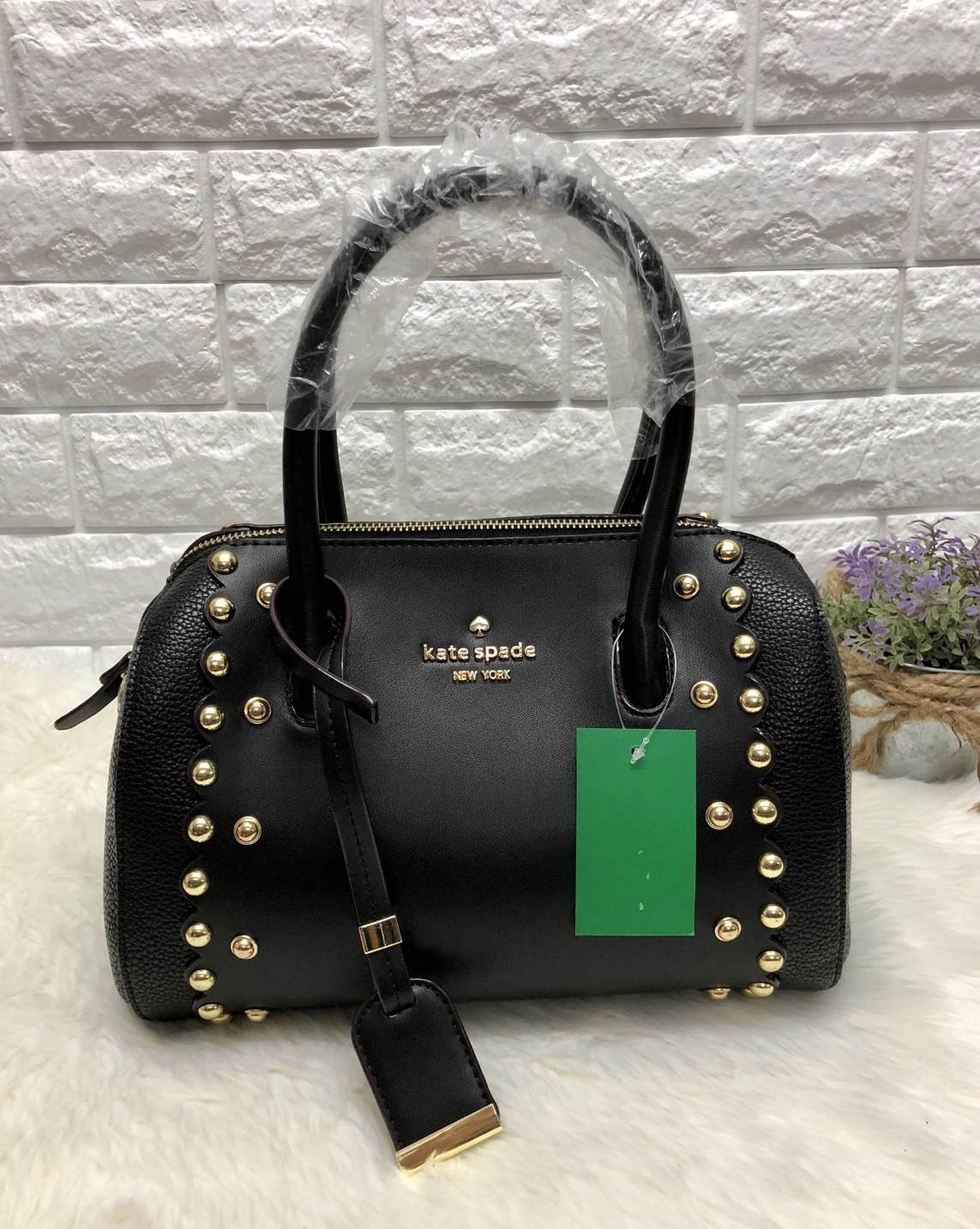 New arrival. Kate spade new york women’s bag 2018 พร้อมส่งรุ่นใหม่ล่าสุด กระเป๋าถือหรือสะพายข้างทรงหมอน มีมาให้เลือกถึง 4 ลาย ด้านหน้าติดโลหะโลโก้แบรนด์ตัวใหญ่ อะไหล่ทอง เปิดปิดกระเป๋าแบบซิป ภายในโล่ง กว้าง ใส่ของจุ มีช่องซิปหนึ่งช่อง ช่องเล็กสองช่อง ด้าน