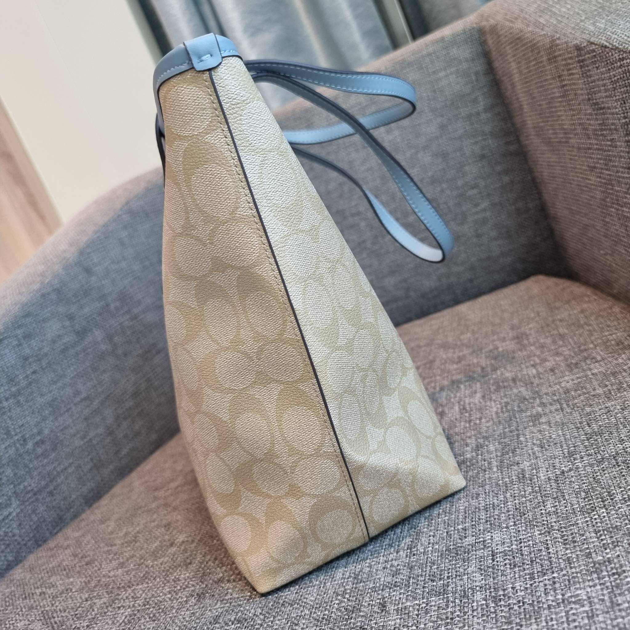 OUTLET 】COACH F58292 CITY ZIP TOTE IN SIGNATURE 16" รุ่นขายดี!! ไซส์ใหญ่ สีสวยมาให้แบบจัดเต็ม!! กระเป๋าถือทรงโท้ทใบใหญ่ สวยน่าใช้ทุกสี สะพายคล้องไหล่ได้เก๋ๆ จุของแน่นๆไปเลยจ้า!! วัสดุหนังแคนวาสคุณภาพ ปากกระเป๋าเปิด-ปิดด้วยซิป กันของหล่นได้ ถือไปไหนก็