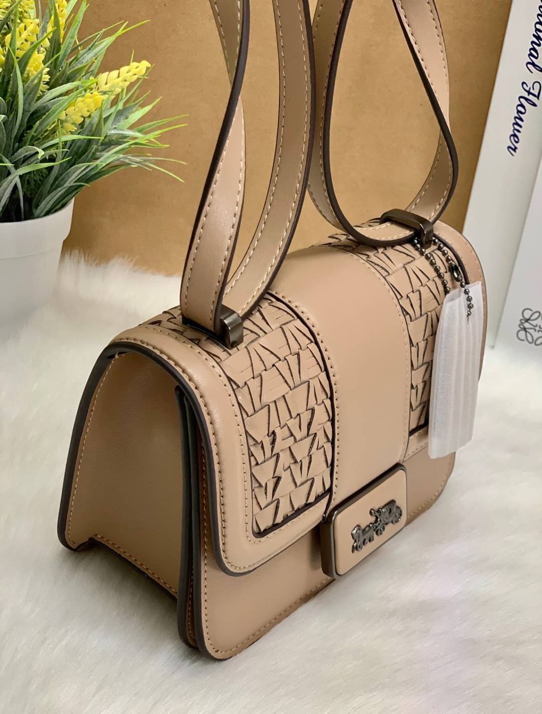 น้องสวย คุณภาพแน่นอีกแล้วจร้าา! COACH ALIE SHOULDER BAG 18 WITH WEAVING ((C2587)) พร้อมส่งความสวย! กระเป๋าสะพายครอสบอดี้ร์หรือสามารถทบเป็นสายคู่ใช้แบบหิ้วหรือคล้องไหล่ได้ด้วย หนังแท้อย่างดีสวยงามค่ะ ด้านหน้าทำหนังแบบสานได้คลาสสิคค่ะ