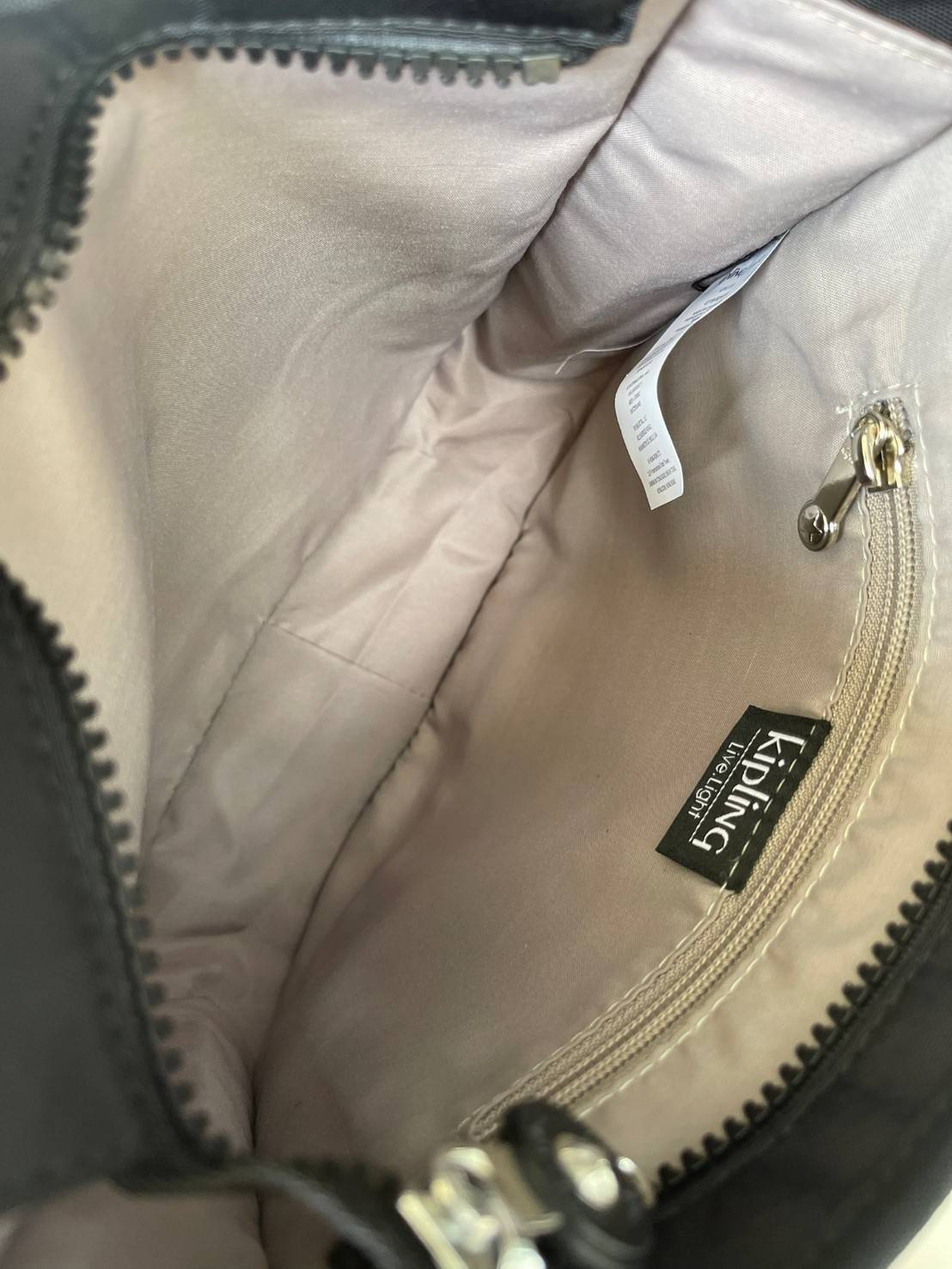 Kipling Patsy M Crossbody คอลเลคชั่นใหม่ล่าสุด ที่ไม่เน้นลวดลายและสีสัน แต่เน้นรูปแบบการใช้งานที่ง่ายแสนง่ายไม่ซับซ้อน ขนาดกำลังดี สามารถใส่ของที่จำเป็นได้ ไม่ว่าจะเป็นโทรศัพท์มือถือหรือกระเป๋าสตางค์ น้ำหนักเบา ด้านในของกระเป๋ายังแบ่งช่องเป็นระเบียบ พกพาไ