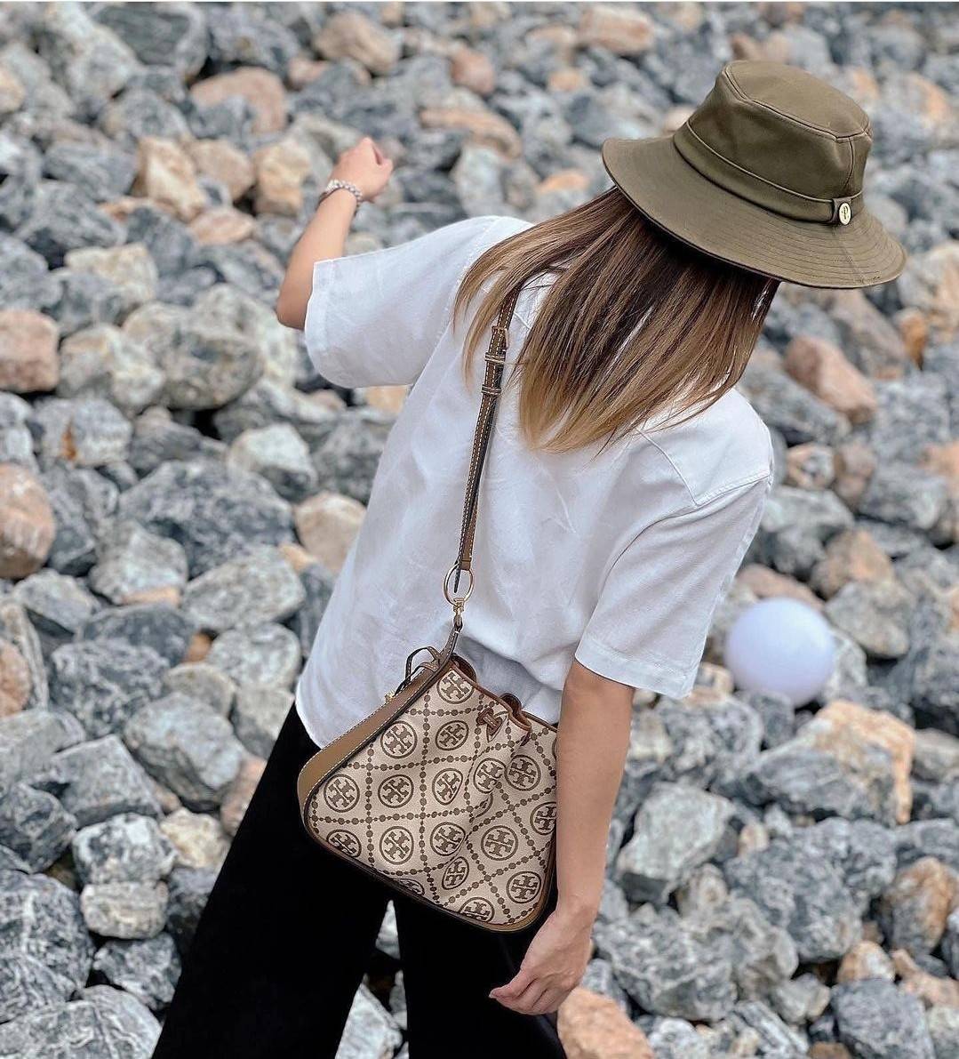 TORY BURCH T MONOGRAM JACQUARD BELL BAG คอลเลคชั่นใหม่ กับกระเป๋าลายโมโนแกรมยอดฮิต ที่มาในรูปทรงดีไซน์สวยเก๋ ชิคๆคูลๆ รับรองว่าไม่มีเกร่อ ตัวกระเป๋าทรงเหลี่ยม รูปเก็บทรงได้ในส่วนของปากกระเป๋า หรือไม่รูด ก็ได้ความสวยไปอีกแบบ วัสดุผ้า jacquard ตัดสลับหนังแท