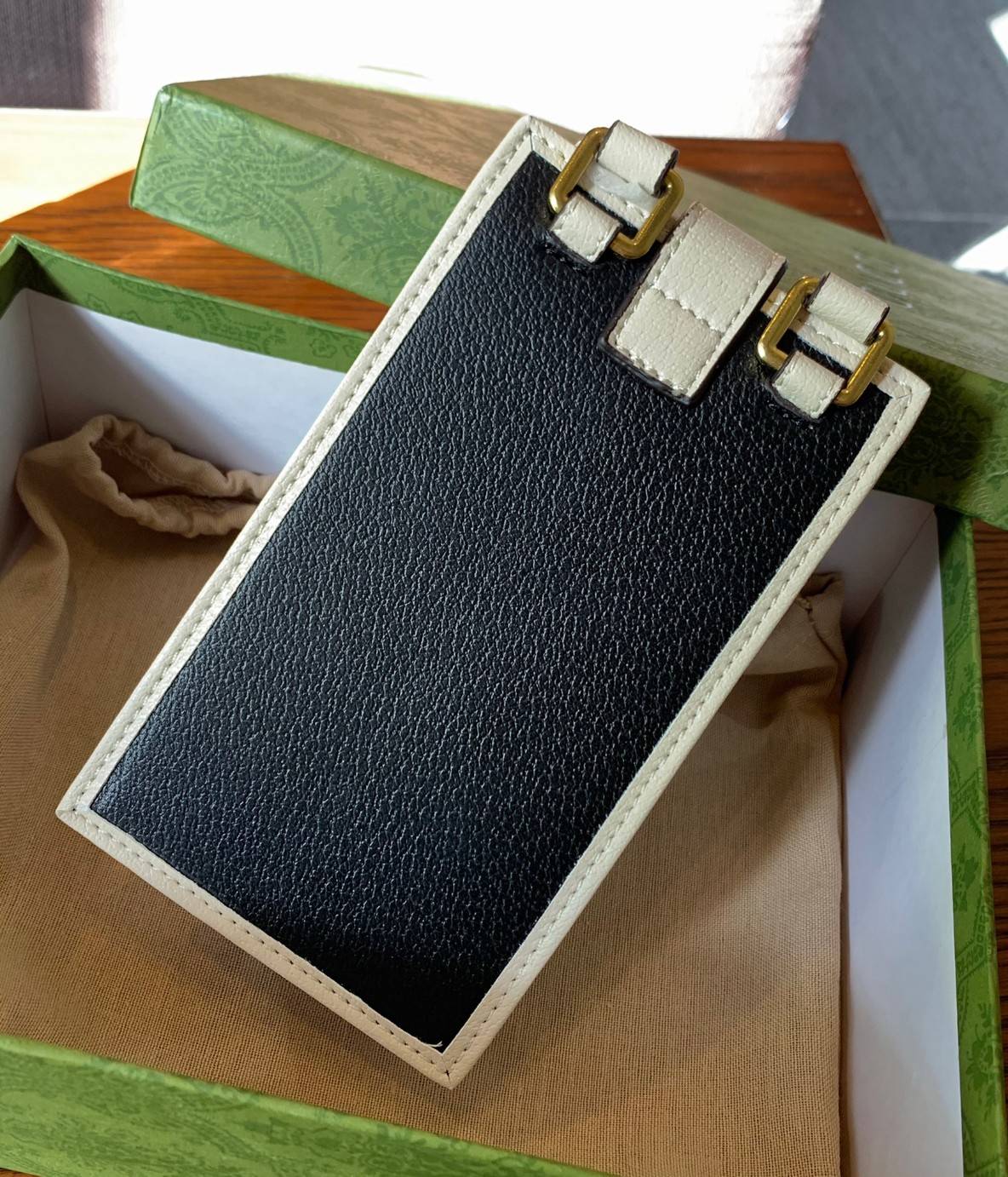 VIP 🥂 LIMITED EDITION Gucci x adidas Phone Case ไม่มีได้ยังไง สวยขนาดนี้ ที่หนุ่มๆสาวๆต้องมีติดตัวค่ะ 💙กระเป๋าใส่มือถือ หนังแท้ 🔺สีน้ำตาลอมเหลือง สัสดุJacquard ทอลายGG ค่ะ ด้านหน้าทั้ง3สี มีโลโก้แบรนด์แบบนูนอันเป็นสัญลักษณ์ของคอลเล