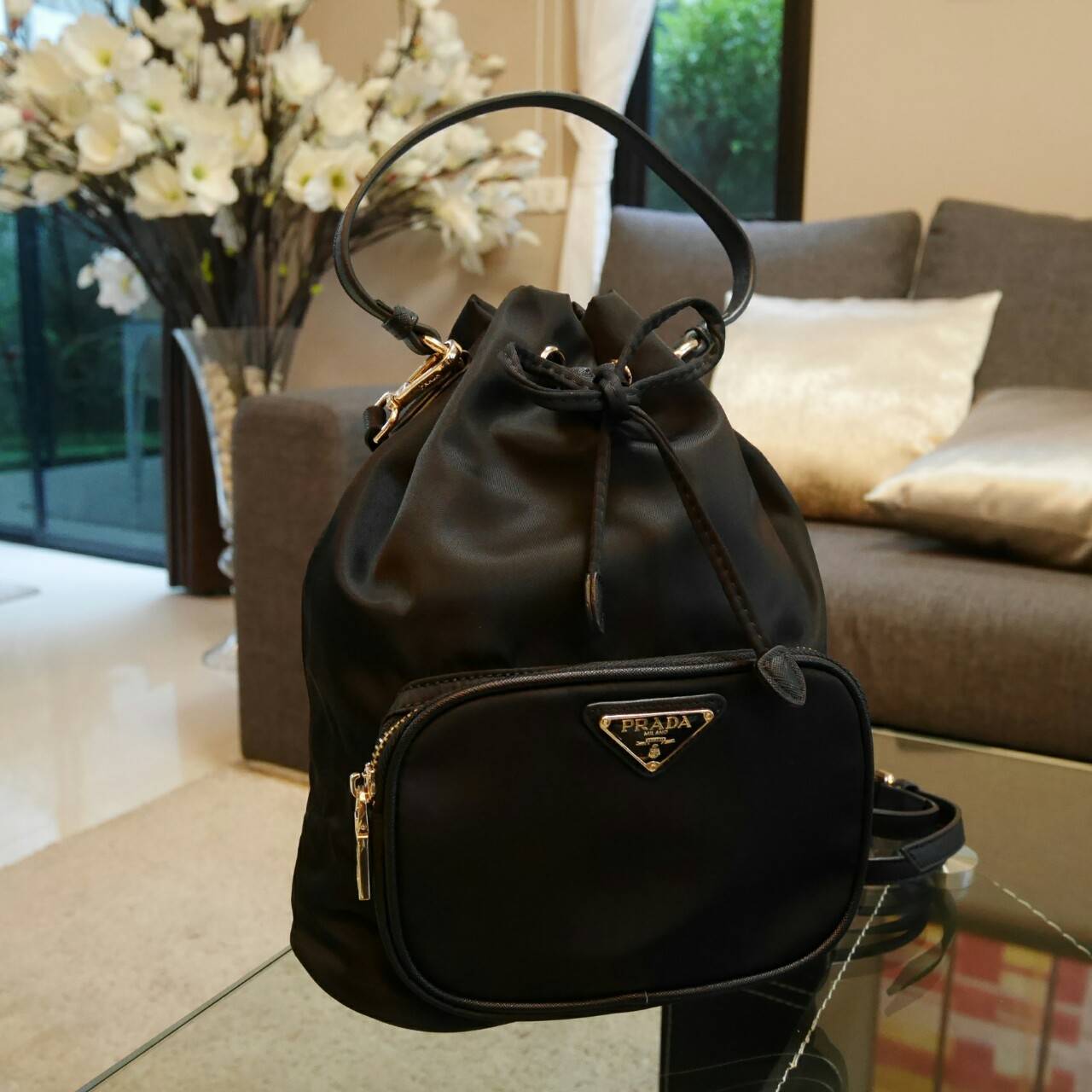 ใครๆก็หลงรัก **ทรงขนมจีบ 🐰 งานพรีเมี่ยมกิ้ฟ จากเคาเตอร์ต่างประเทศ จากแบรนด์ PRADA ค่า เป็นกระเป๋าผ้า nylon silk เนื้อหนาซับในอย่างดี จุดเด่นคือ กระเป๋าสามารถ จุของได้เยอะมาก ด้านในมีช่องซิปพร้อมช่องใส่ของอีกหนึ่งช่อง น้ำหนักเบา ถือแล้วสวยมากๆ จุขอ