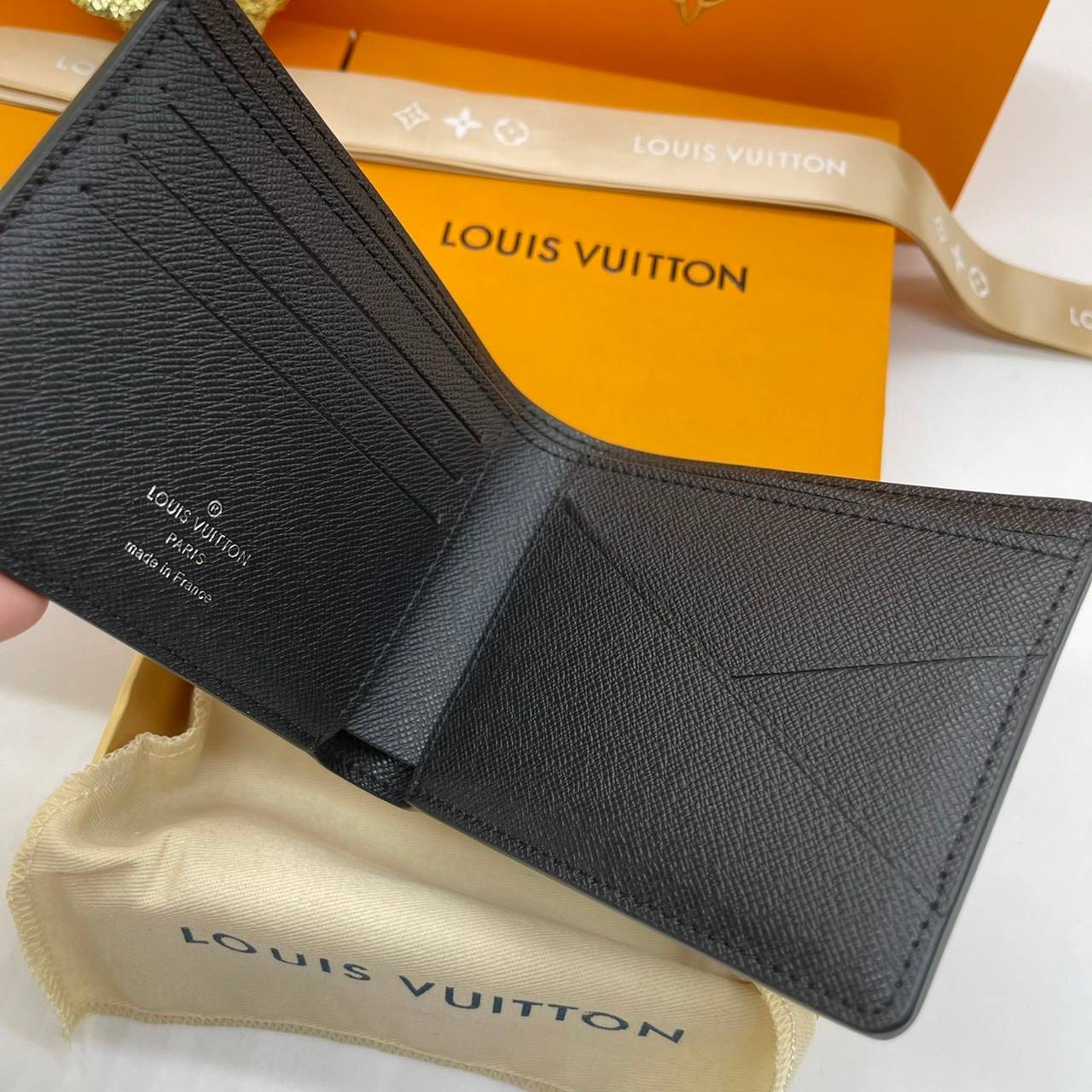 VIP GIFT 】หนังแท้ LOUIS VUITTON MEN WALLET MONOGRAM ฿ DAMIER CANVAS กระเป๋าสตางค์ผู้ชาย รุ่นยอดขายไม่เคยตก ใบจริงดูผู้ดี ดูแพง!! ภายในมีช่องใส่บัตรได้เยอะ ใส่ธนบัตรได้ พร้อมเสิร์ฟถึงบ้าน ซื้อให้คุณหนุ่มๆ รับรองประทับใจไม่ลืมจ้า