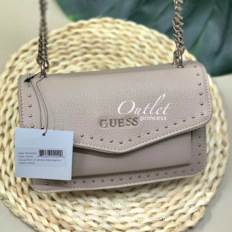 GUESS MILA STUDDED CROSSBODY BAG กระเป๋าสะพายข้างหรือแบบครอสบอดี้ร์ วัสดุลายหนังสวย หนังนิ่ม น้ำหนักเบาค่ะ ด้านหน้ามีอะไหล่โลโก้แบรนด์ พร้อมประดับหมุดดอกเล็กเพิ่มความเก๋เข้ามาให้ค่ะ เปิดปิดกระเป๋าแบบกระดุมแม่เหล็กภายในมีช่องหลักสำหรับใส่ของ สามารถใส่มือถื