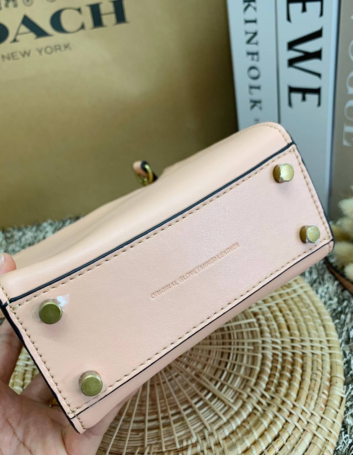 COACH MINI CASHIN TOTE ((C4828)) 💥พร้อมส่งที่ไทยรุ่นใหม่ล่าสุดค่ะ! กระเป๋าขนาดมินิ หนังแท้ หนังนิ่มสวย น่าใช้มากๆค่ะ ปากกระเป๋าแบบแม่เหล็ก ภายในสามารถใส่กระเป๋าเงินใบกลางได้;มือถือแบบตั้งได้ทุกรุ่น;ของจำเป็นจุกจิกสาวๆได้หลายอย่างนะคะ;พร้อมช่องเสีย