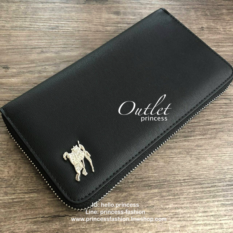 กระเป๋าสตางค์ใบยาวซิปรอบ BURBERRY ภายในมีช่องใส่ธนบัตร ช่องใส่บัตรหลายช่อง และมีช่องซิปสำหรับใส่เหรียญค่ะ
