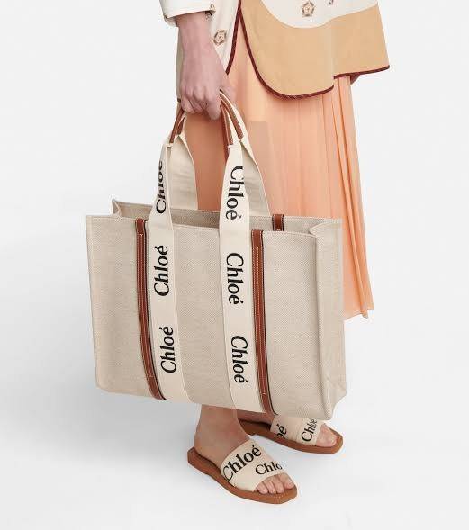 CHLOÉ Woody large leather-trimmed cotton-canvas tote กระเป๋าแบรนด์ดังจากสัญชาติฝรั่งเศส เป็นที่ชื่นชอบของเซเลบริตี โคลเอ้รุ่นนี้เป็นสไตล์วินเทจ เรียบหรูและดูดี ออกแบบมาเพื่อการใช้งานที่ง่ายแสนง่าย และยังจุของได้ไม่น้อยเลยทีเดียว เพิ่มความมีเสน่ห์และแข็งแร