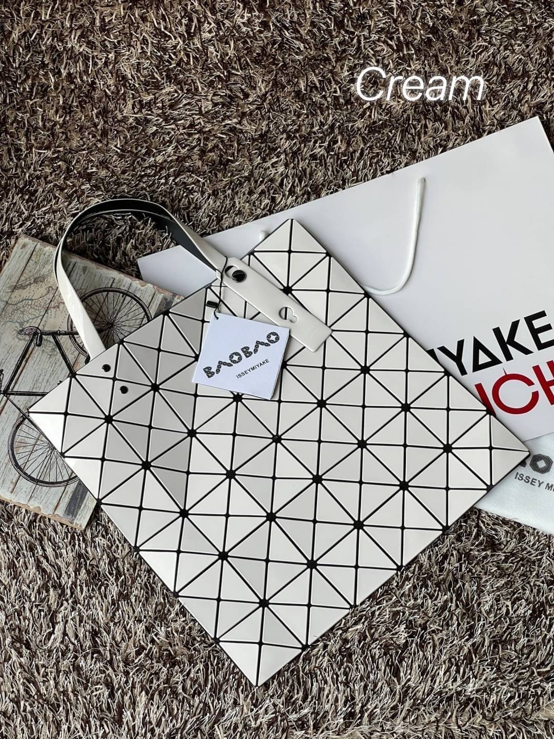 Baobao Issey Miyake 6x6 กระเป๋า Tote รุ่นนี้ถือว่าเป็นกระเป๋า Tote ไซส์กลางที่เหมาะกับการพกพาสิ่งของที่จำเป็นในทุก ๆ วัน มาพร้อมสายที่สามารถปรับได้ทั้งสองสาย และมีช่องใส่ของช่องเล็กด้านใน 1 ช่อง จุของได้เยอะแถมยังทนทาน ใช้เป็น Everyday Bag ได้เลยคะ พกพาสะ